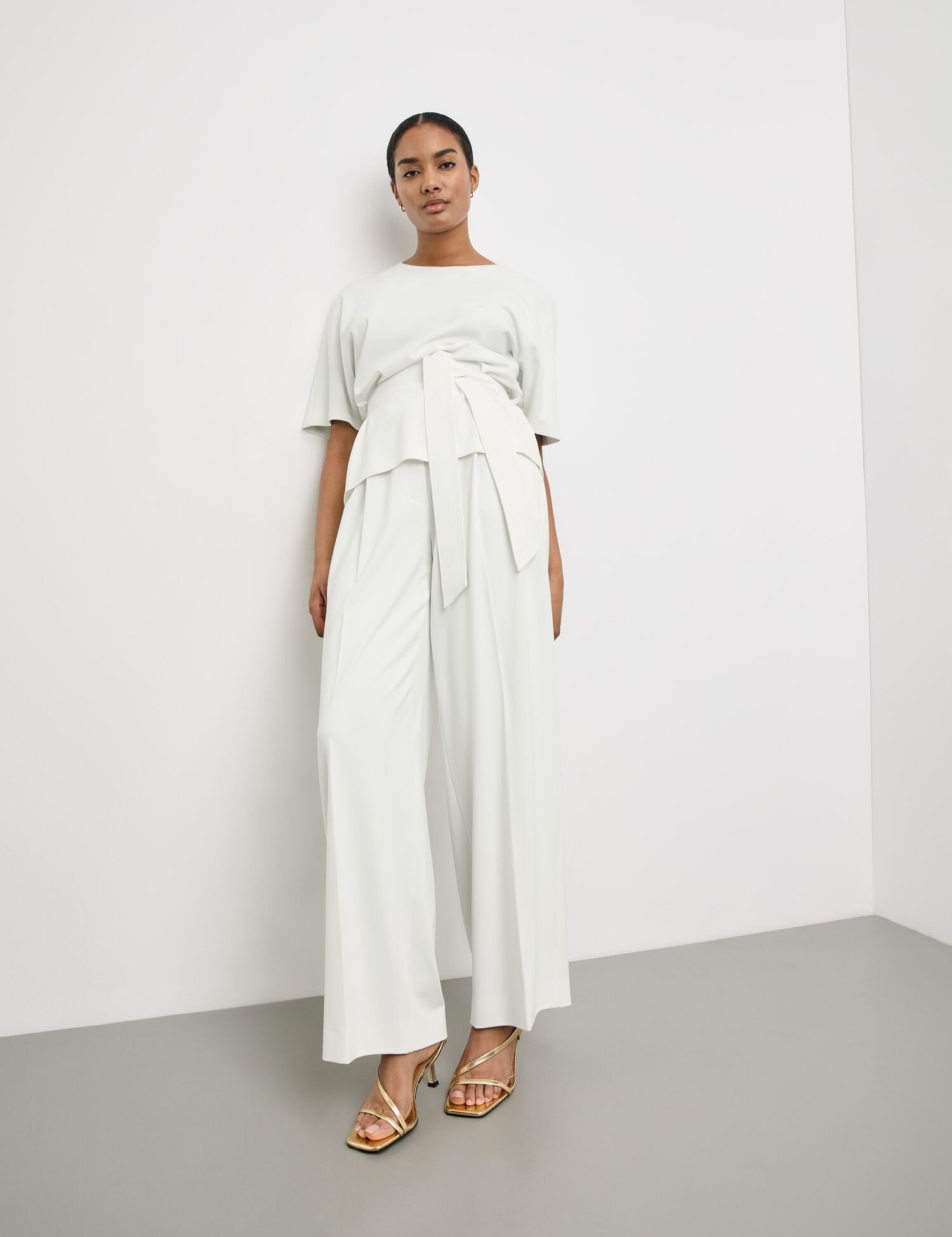 Blouse With A Tie-Around Belt_560387-11089_9700_05