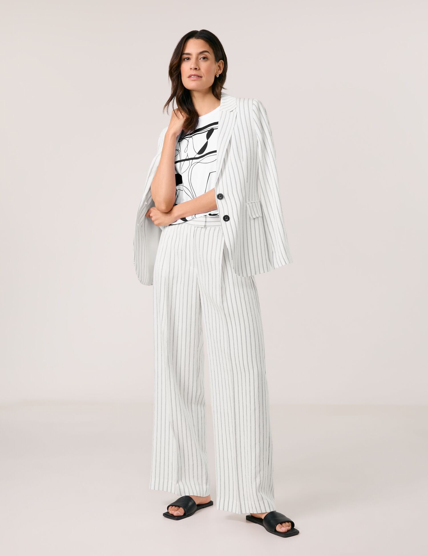 Gerry Weber_Cotton T-Shirt with an Abstract Front Print_570303-35045_9093_02