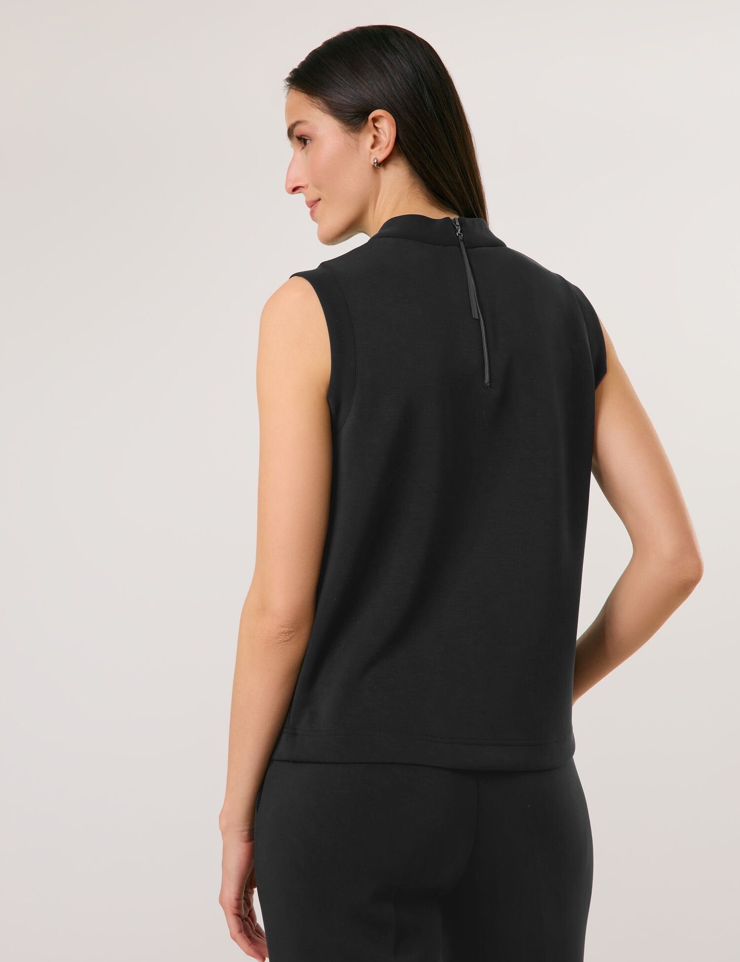 Gerry Weber_Sleeveless Sand-Washed Top with a Zip Detail_570387-35006_11000_03