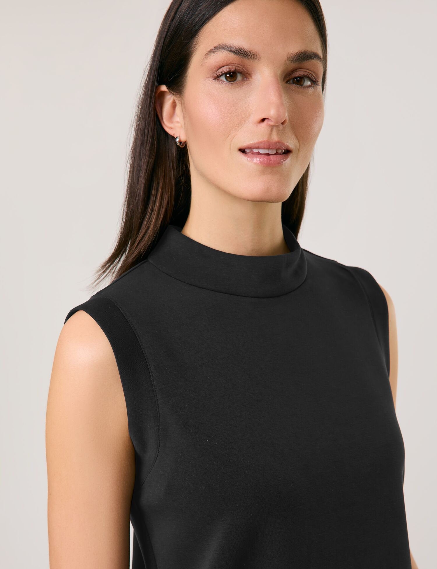 Gerry Weber_Sleeveless Sand-Washed Top with a Zip Detail_570387-35006_11000_04