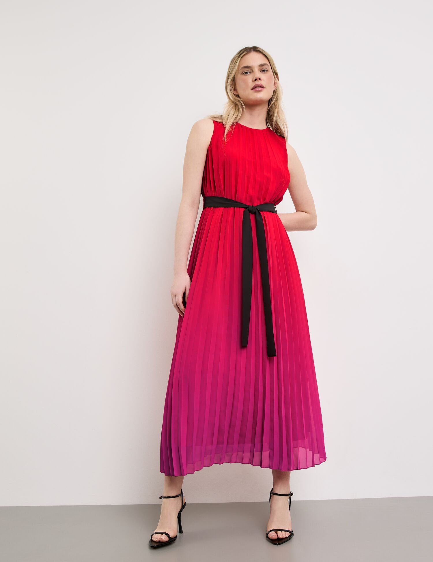 Sleeveless Pleated Dress With Colour Graduation_580336-11117_6522_03