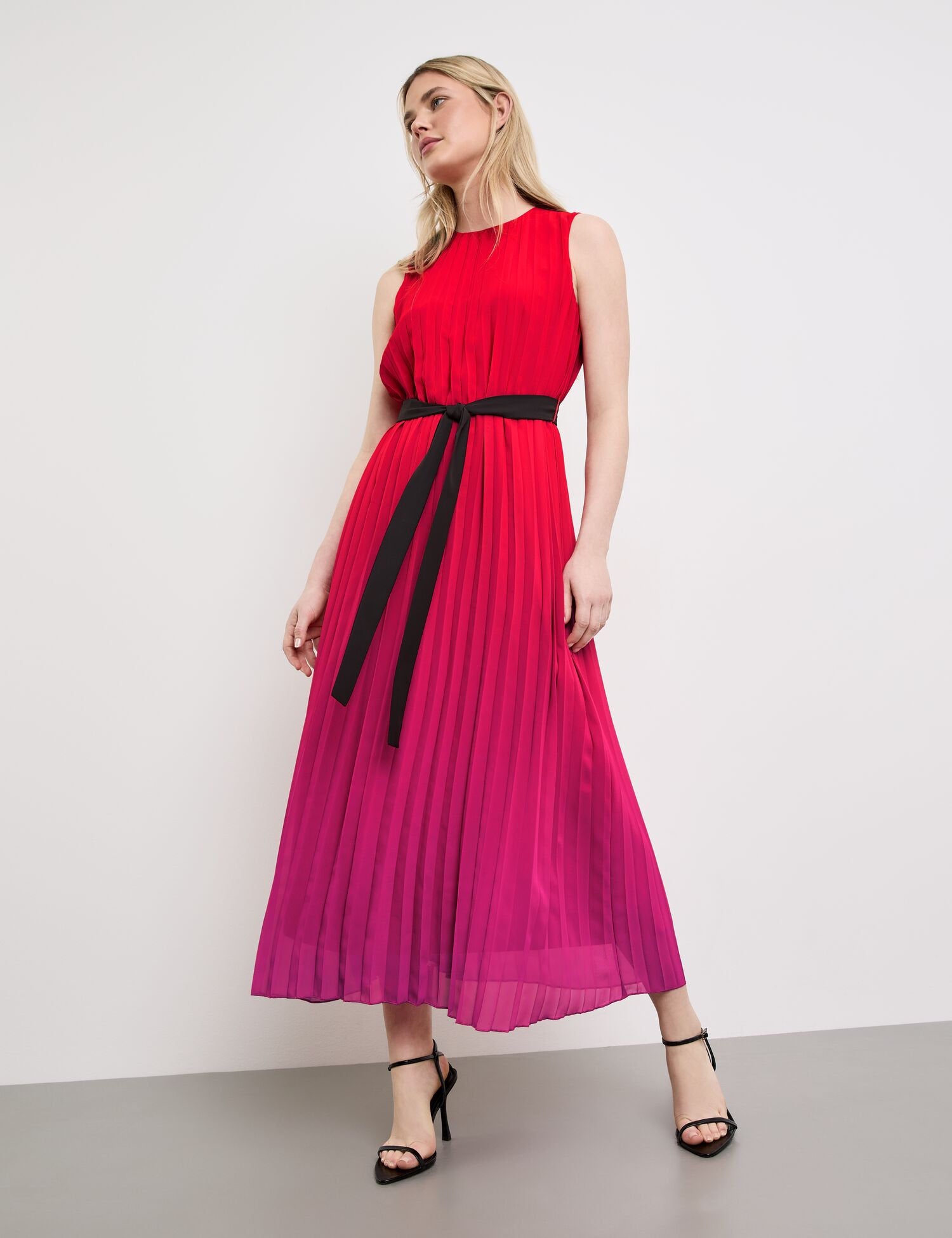 Sleeveless Pleated Dress With Colour Graduation_580336-11117_6522_05
