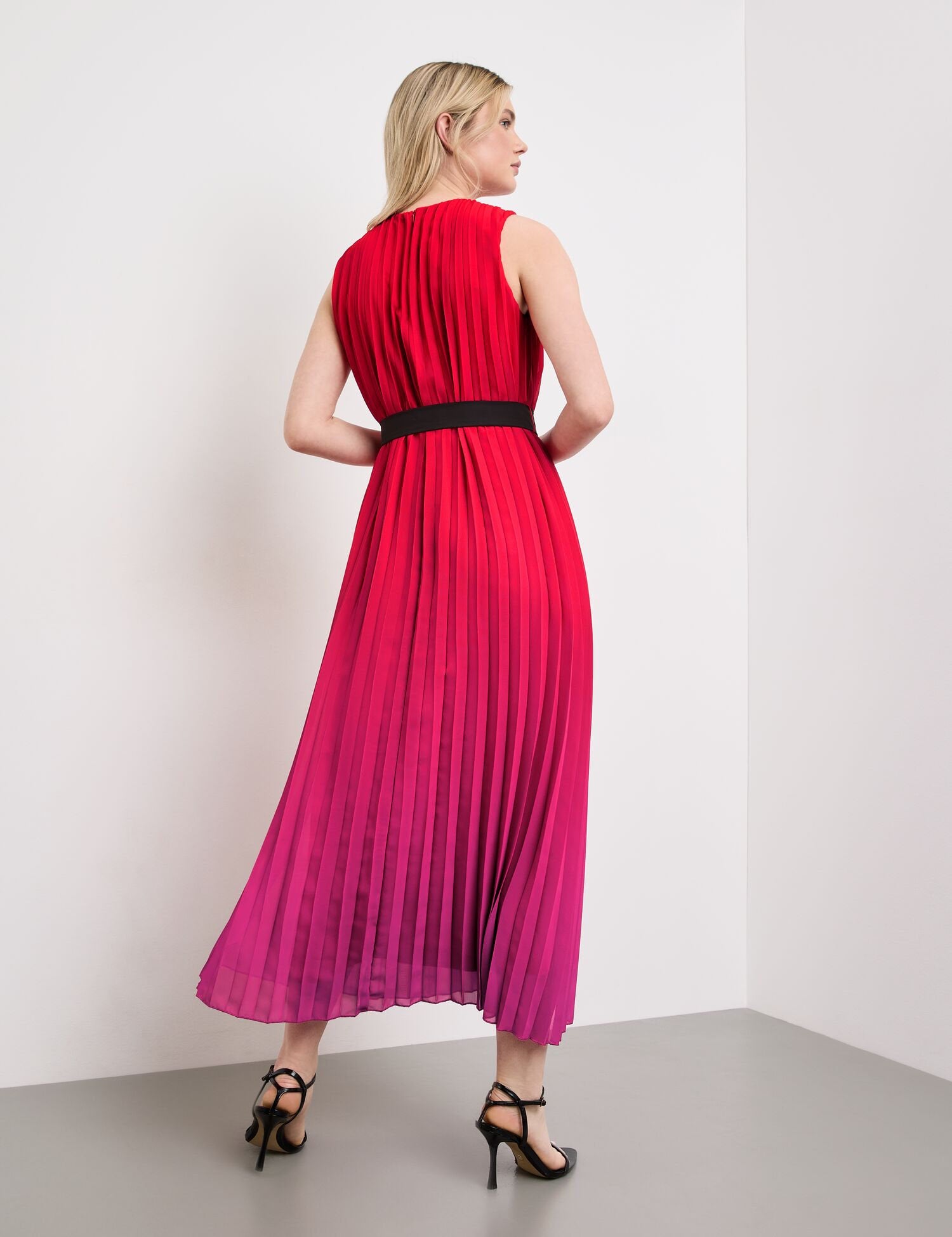 Sleeveless Pleated Dress With Colour Graduation_580336-11117_6522_06