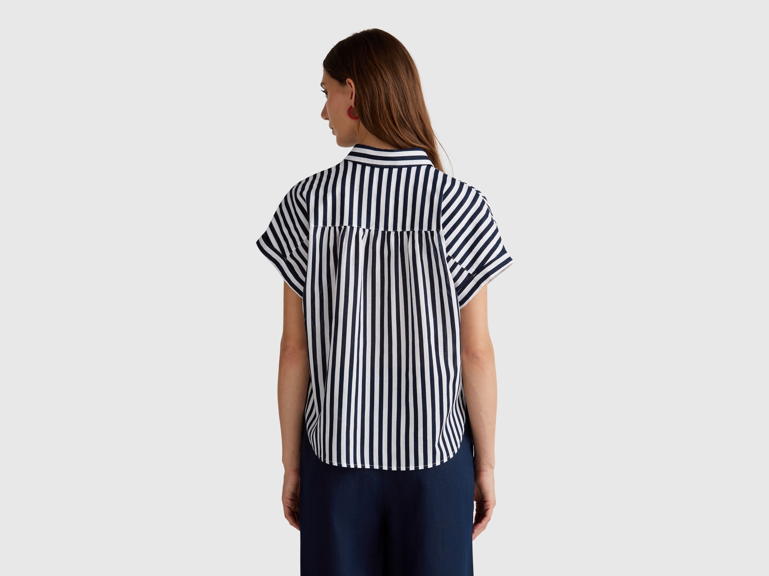 Benetton_Comfort Fit Striped Shirt_58I5DQ08M_77Z_02