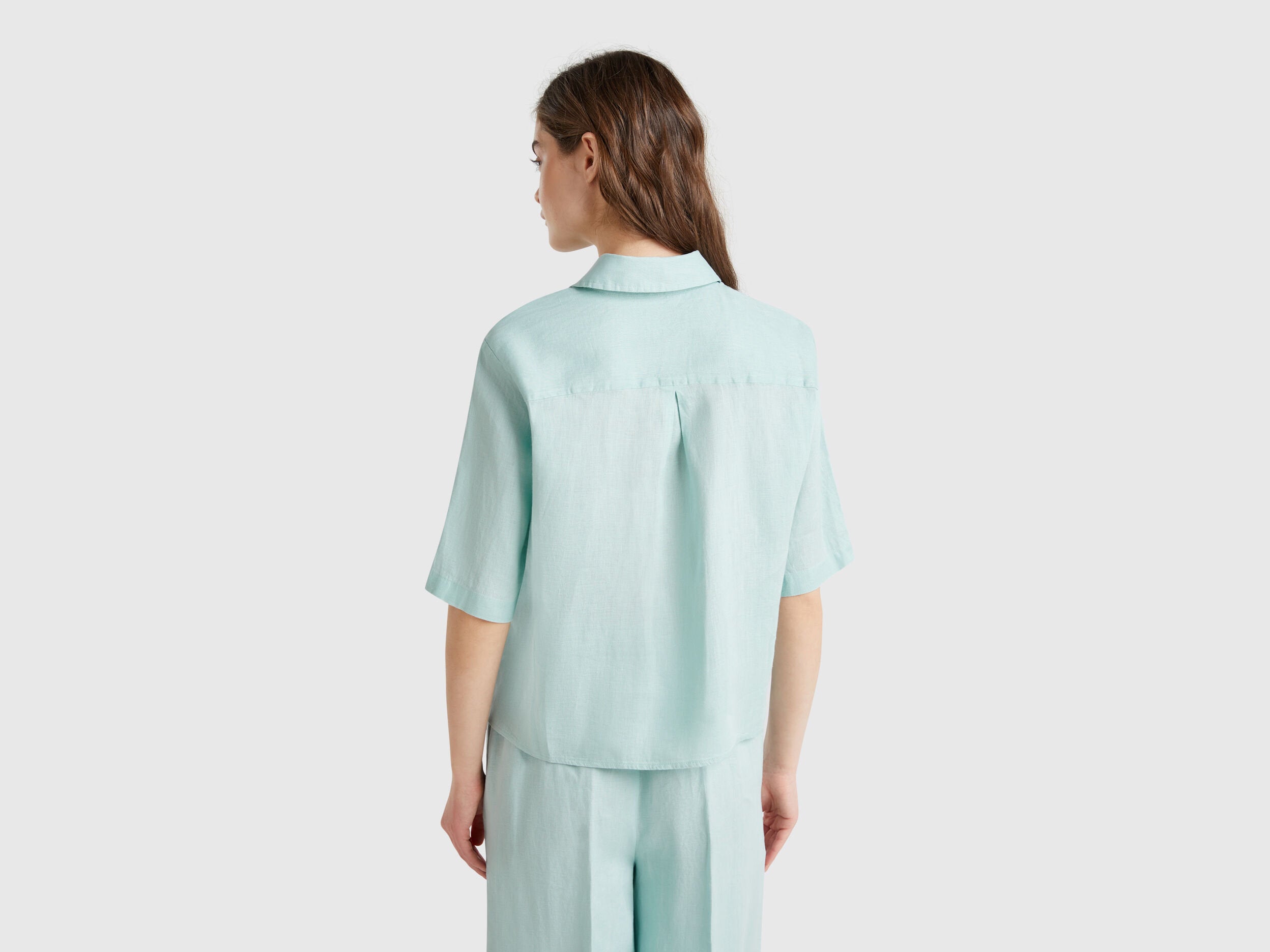Benetton_Short Shirt in Pure Linen_5BML5QB75_17H_03