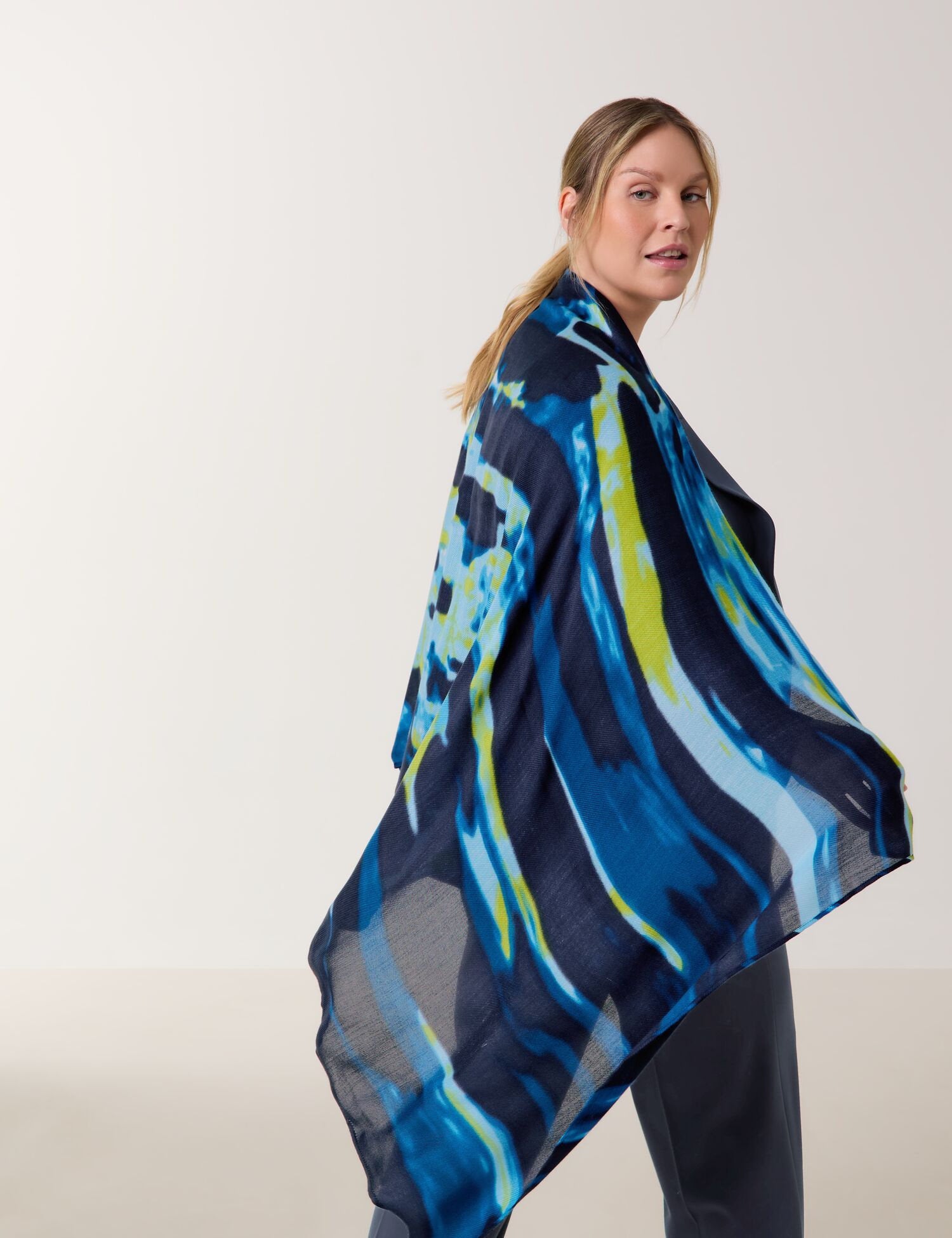 Samoon_Soft Scarf with a Print_600601-23100_8452_05