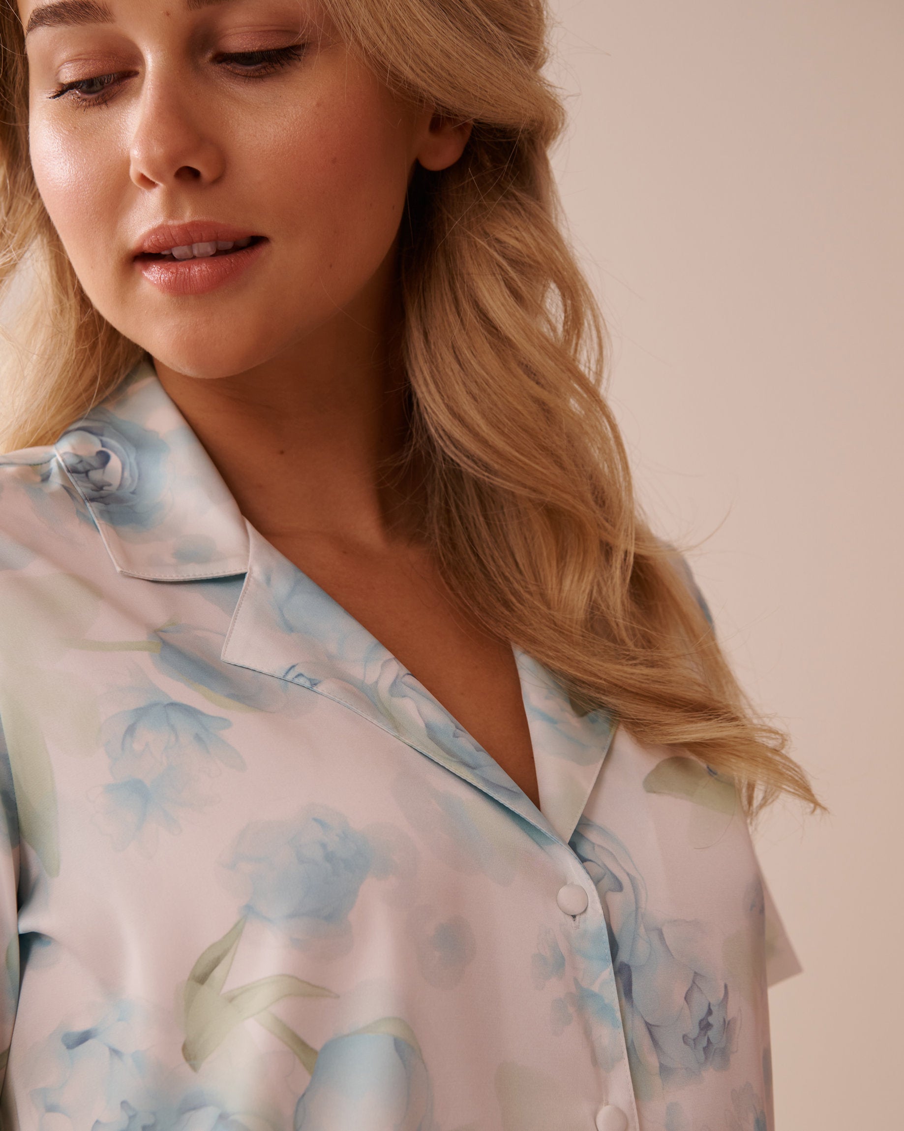 La Vie en Rose_LUXURY EDITION Blue Rose Print Satin Button-down Shirt_60100134_P10495_03