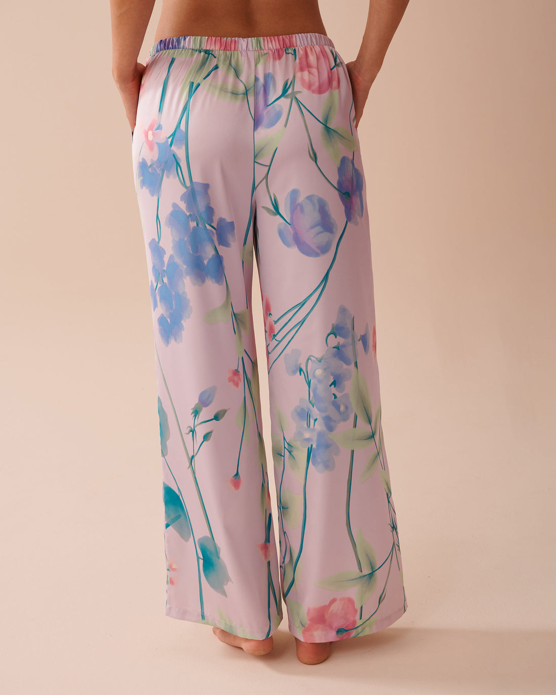 La Vie en Rose_Luxury Edition Lavender Garden Print Satin Pants_60200117_P50088_02