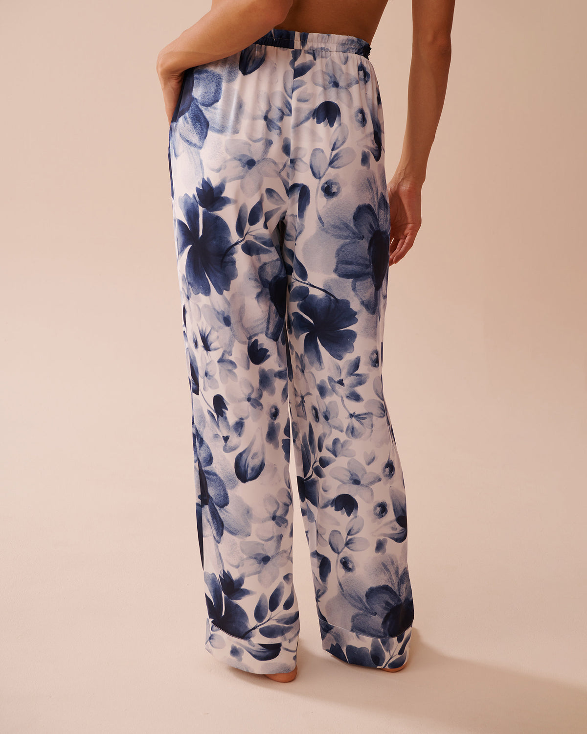 La Vie en Rose_Luxury Edition Blue Floral Print Frill Detail Satin Pants_60200120_P10478_02
