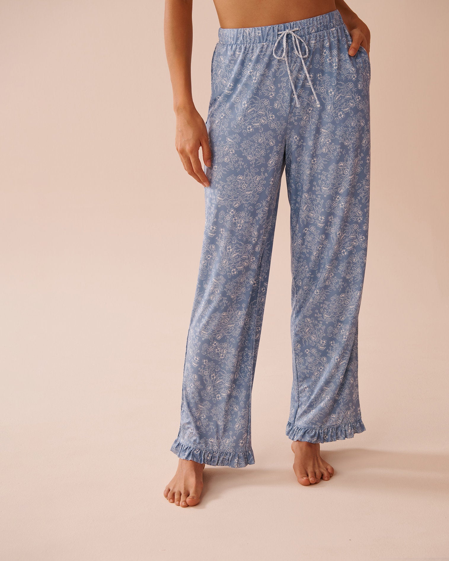 La Vie en Rose_White Floral Print Recycled Fibers Ruffled Pants_60200124_P40421_01