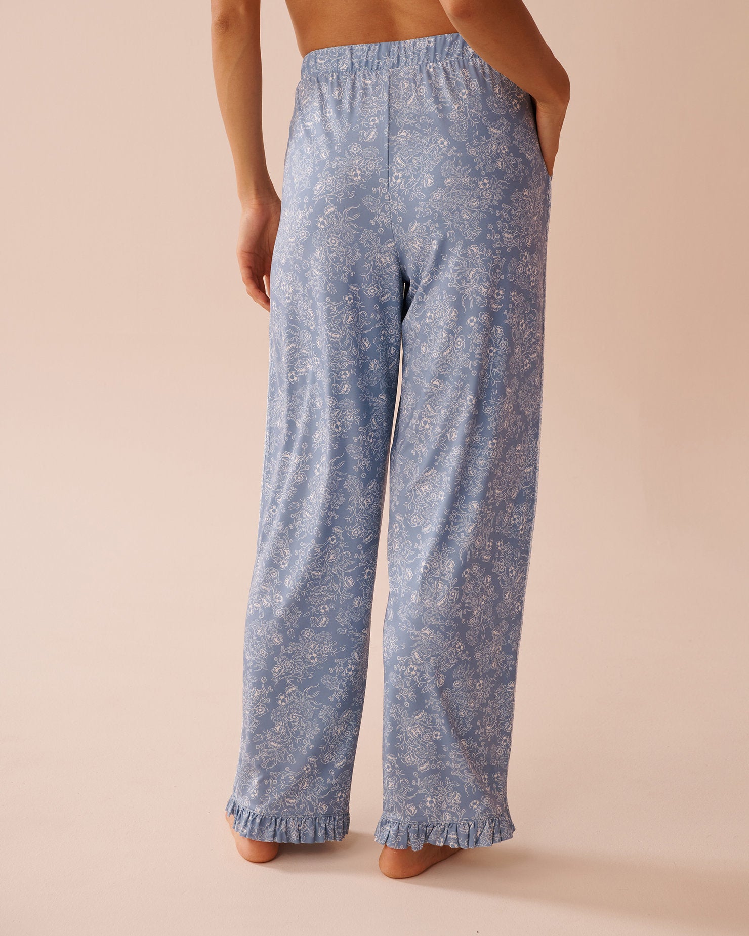 La Vie en Rose_White Floral Print Recycled Fibers Ruffled Pants_60200124_P40421_02