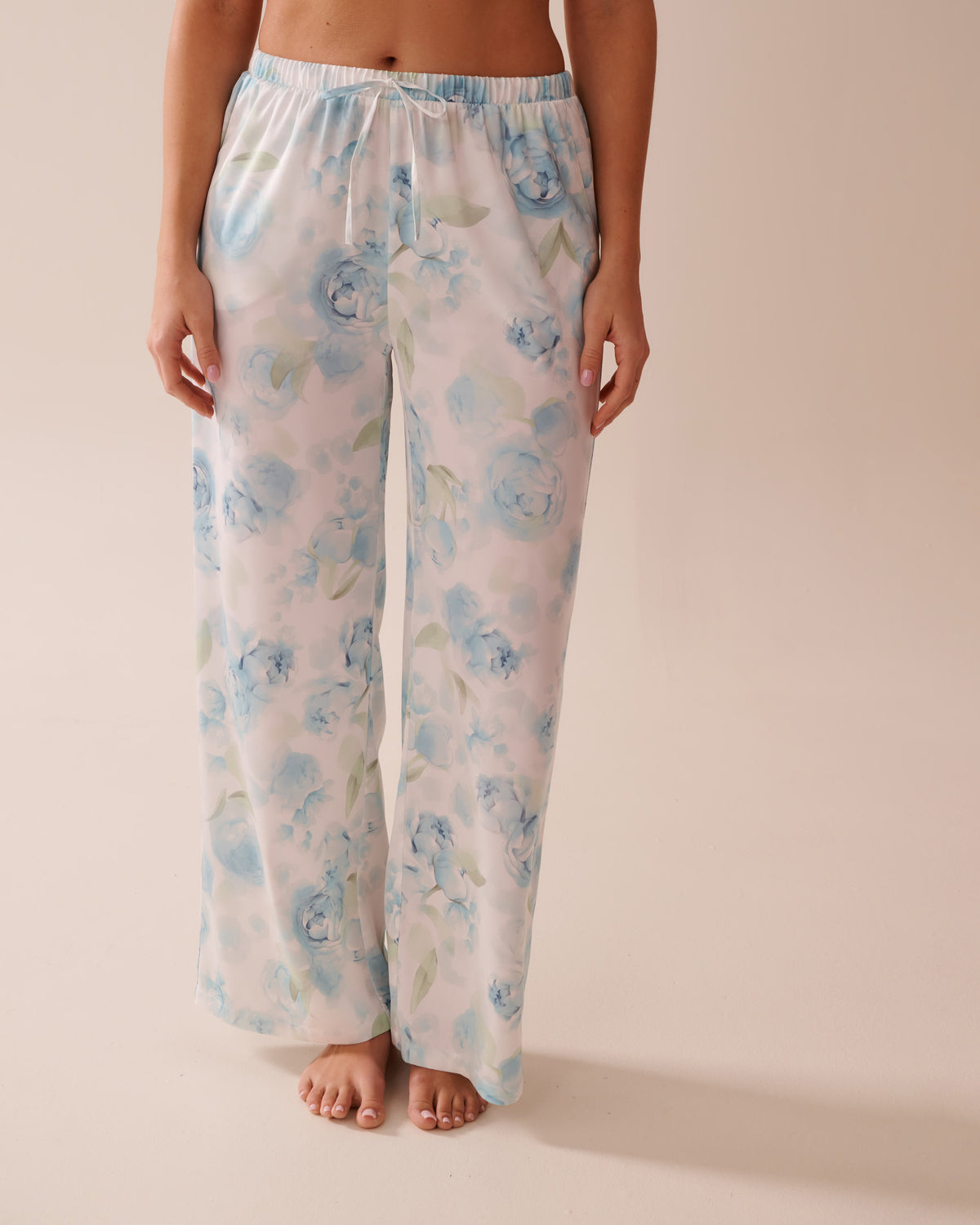 La Vie en Rose_LUXURY EDITION Blue Rose Print Satin Pants_60200127_P10495_01