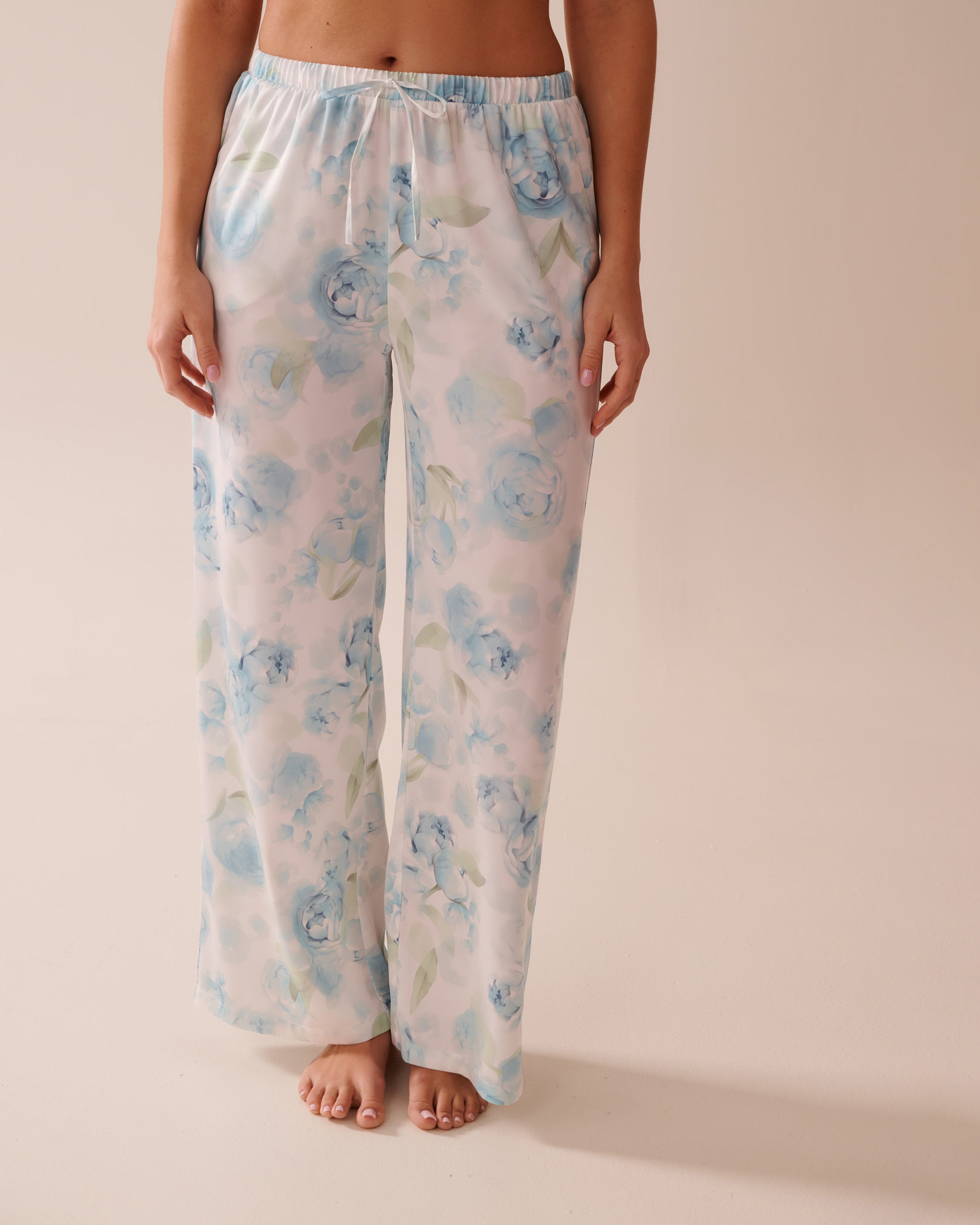 La Vie en Rose_LUXURY EDITION Blue Rose Print Satin Pants_60200127_P10495_01