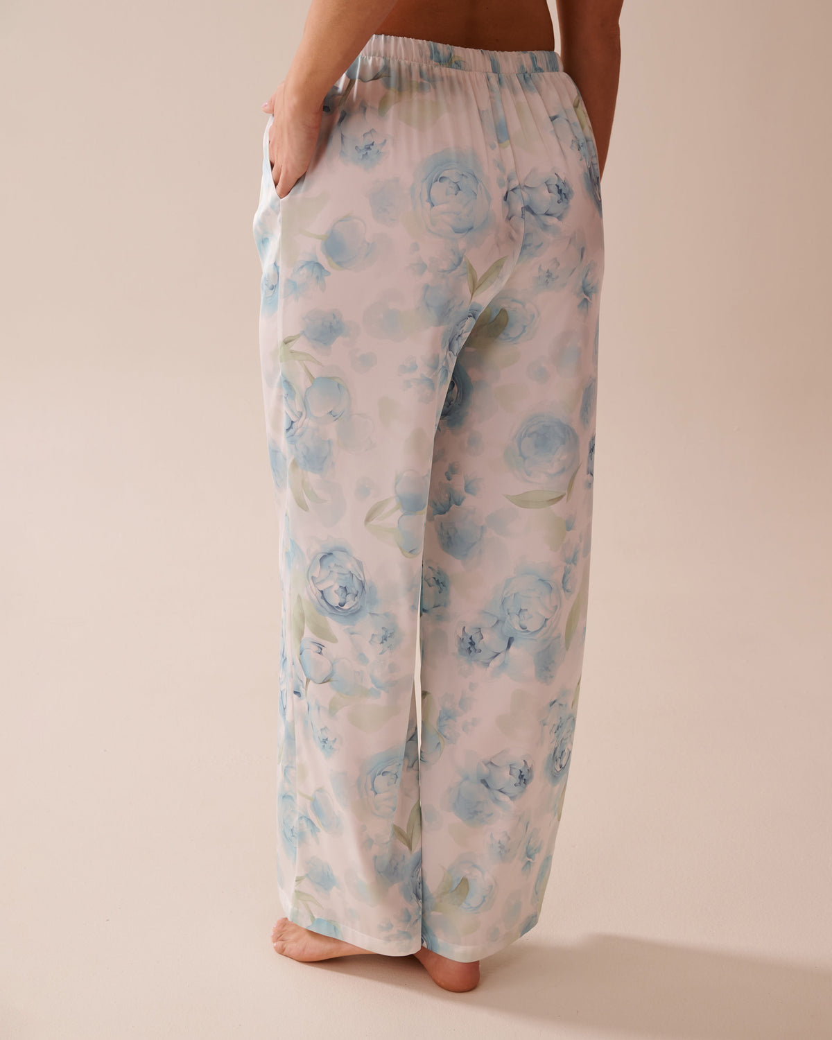 La Vie en Rose_LUXURY EDITION Blue Rose Print Satin Pants_60200127_P10495_02