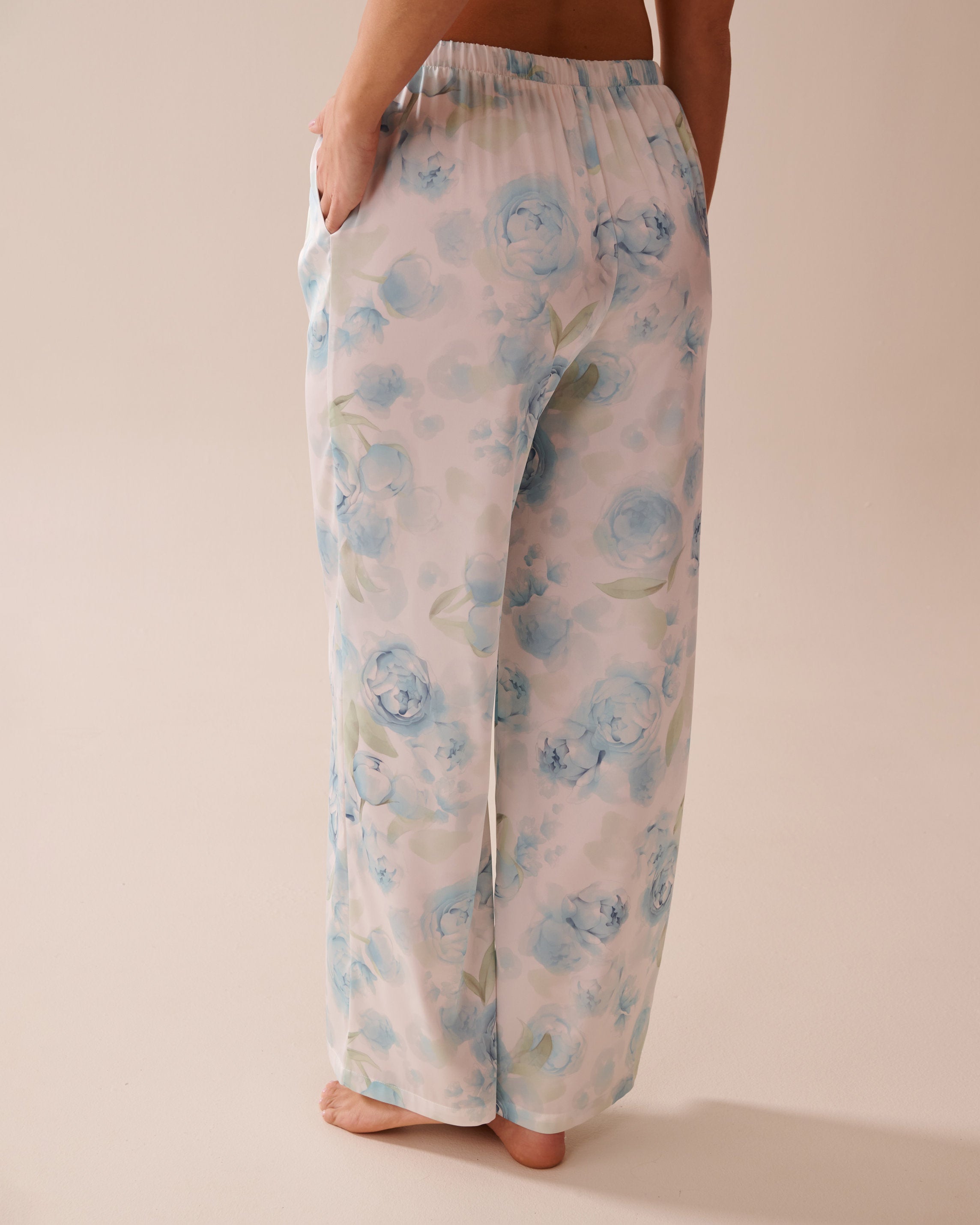 La Vie en Rose_LUXURY EDITION Blue Rose Print Satin Pants_60200127_P10495_02