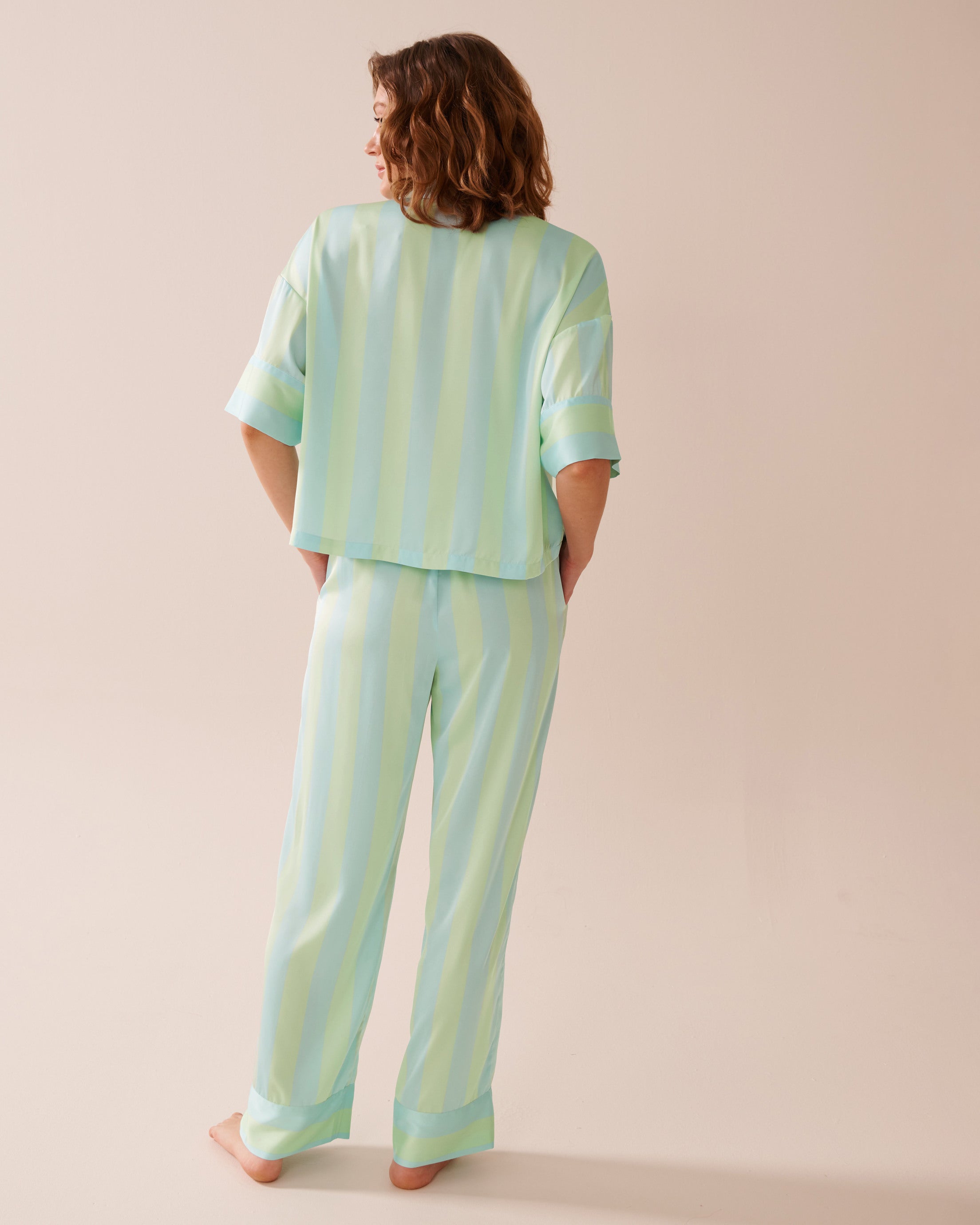 La Vie en Rose_Sea Clear Stripe_LUXURY EDITION Striped Short Sleeve Satin Pajama Set_60400052_P40441_02