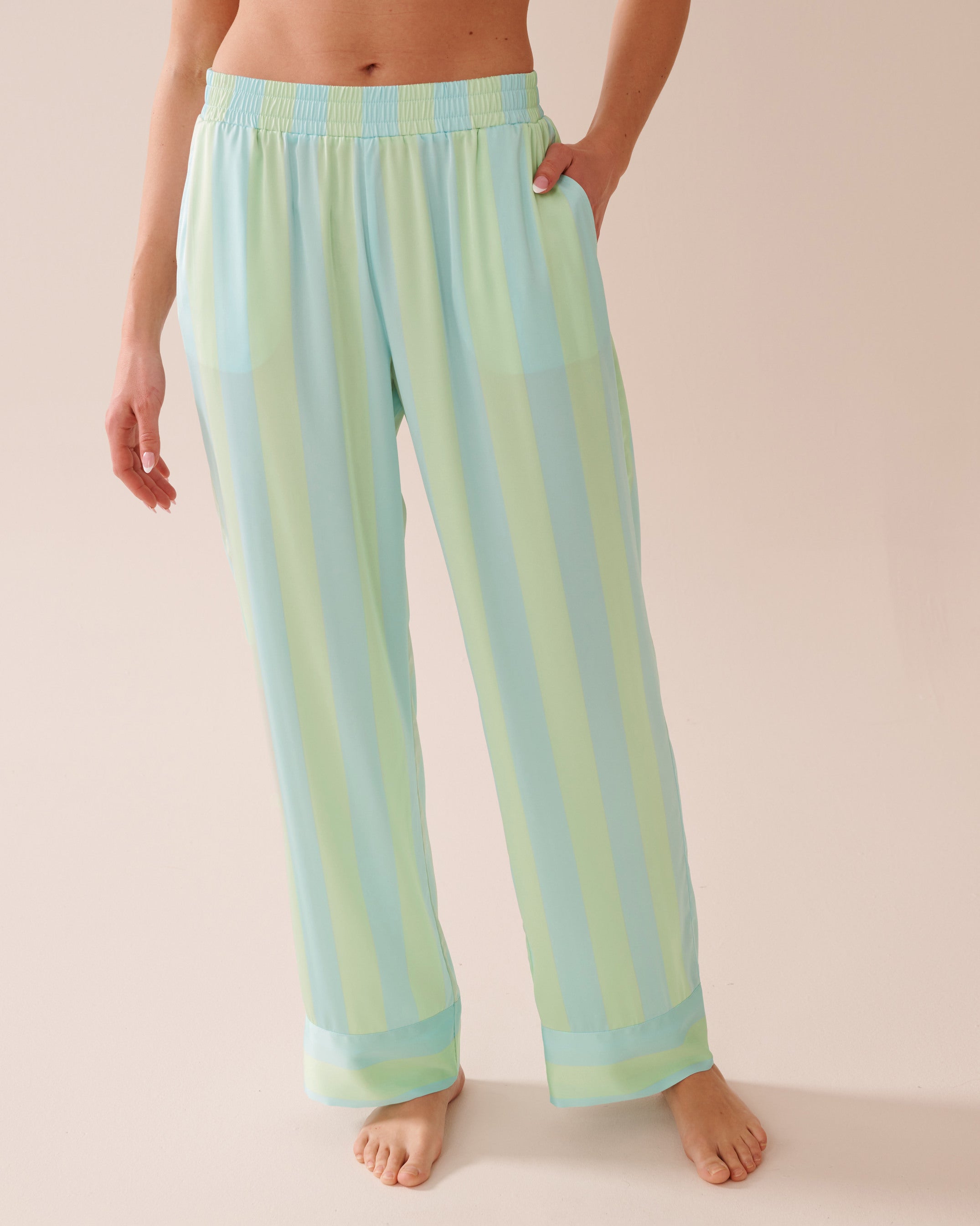 La Vie en Rose_Sea Clear Stripe_LUXURY EDITION Striped Short Sleeve Satin Pajama Set_60400052_P40441_04