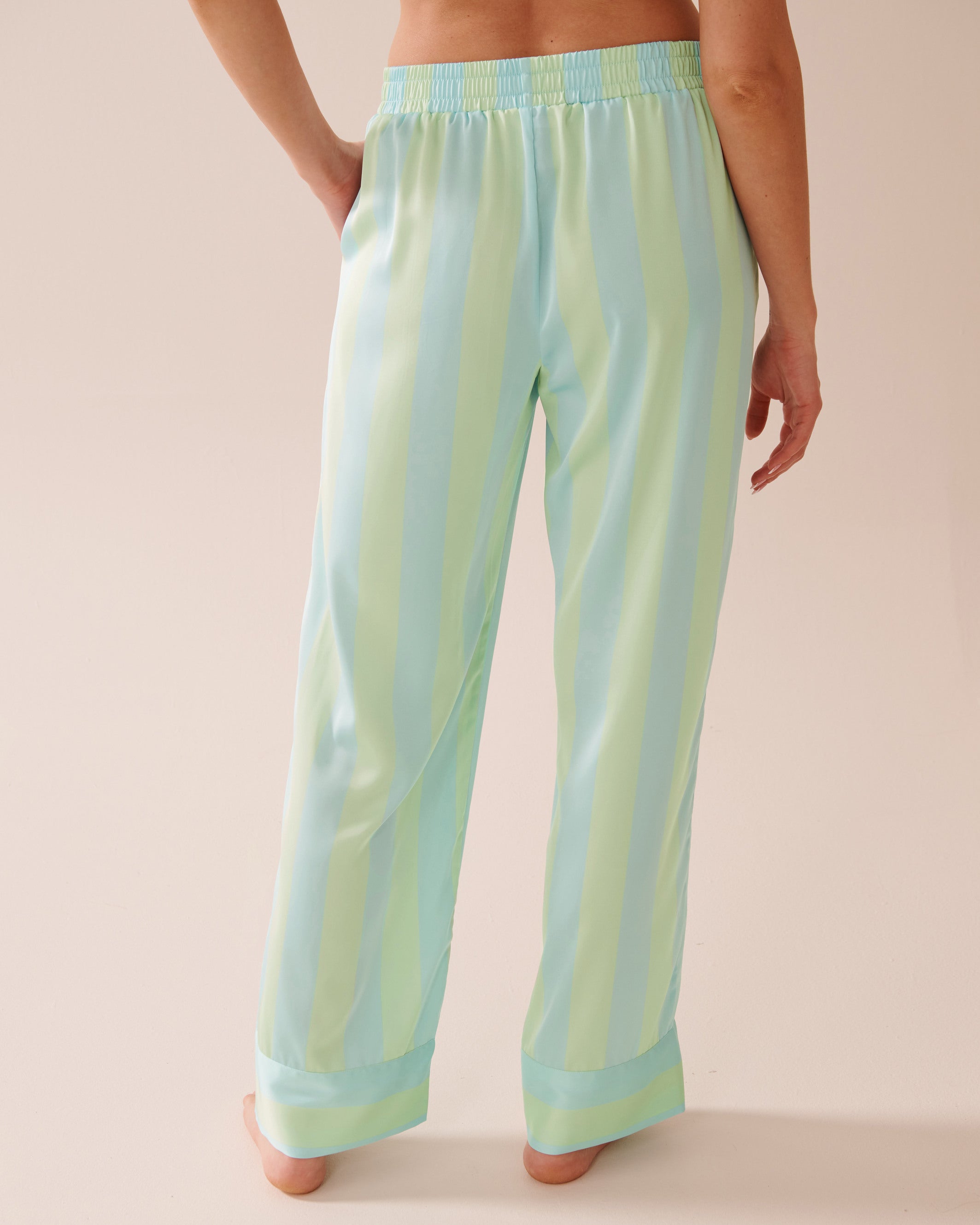 La Vie en Rose_Sea Clear Stripe_LUXURY EDITION Striped Short Sleeve Satin Pajama Set_60400052_P40441_05