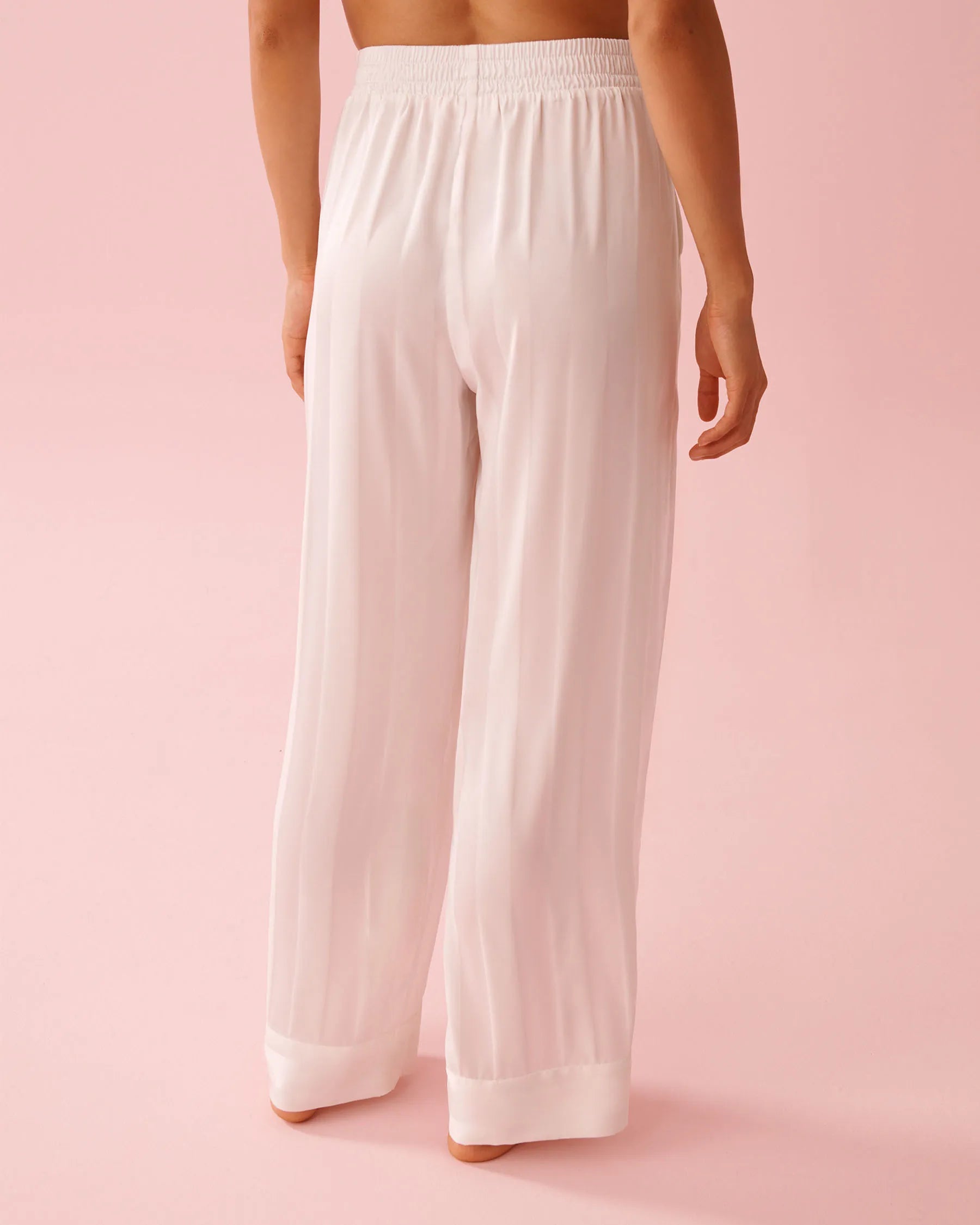 La Vie en Rose_Snow White Stripes_LUXURY EDITION Striped Long Sleeve Satin Pajama Set_60400069_P10572_05