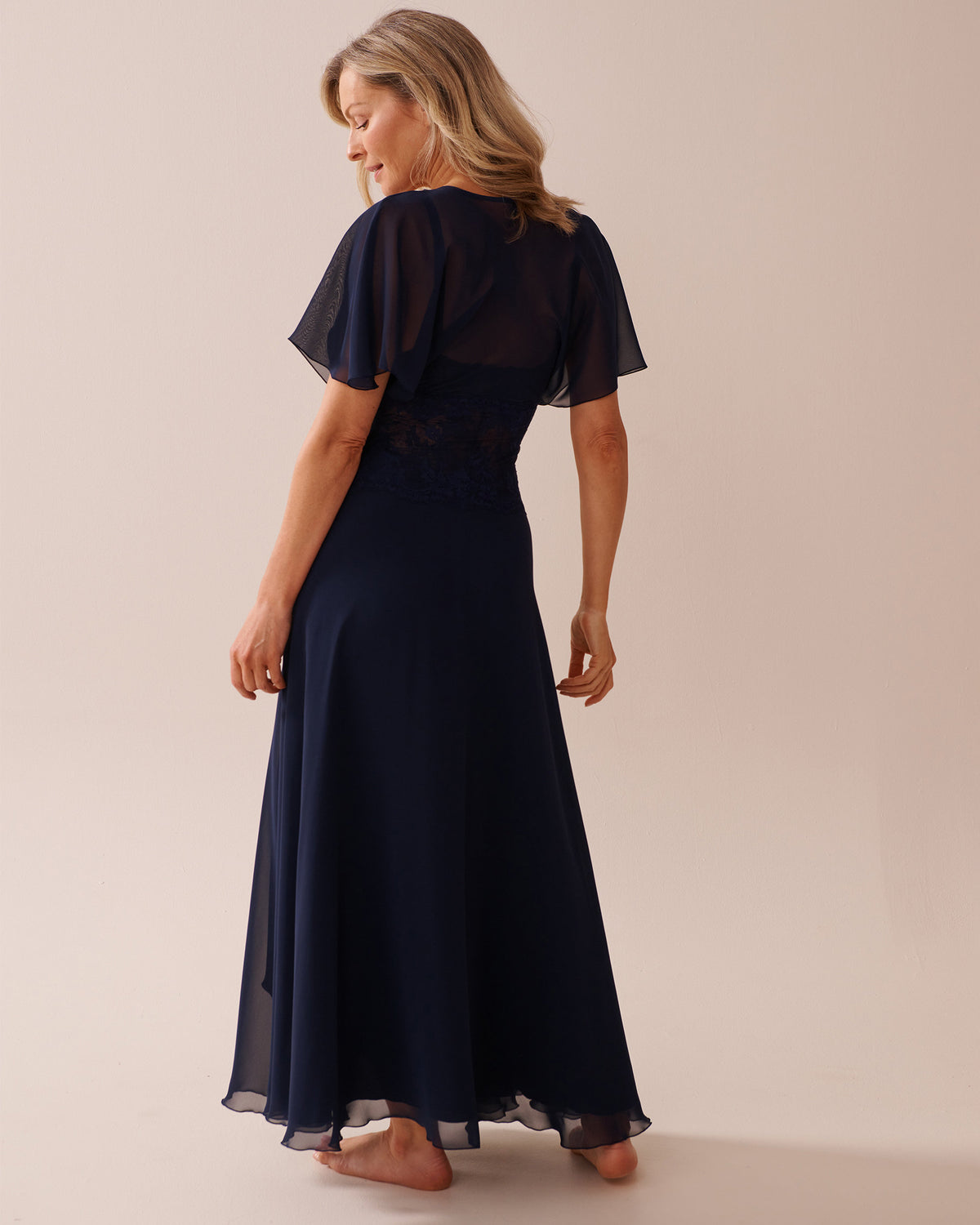 La Vie en Rose_Luxury Edition Chiffon and Lace Open Front Nightie_60500180_40099_02