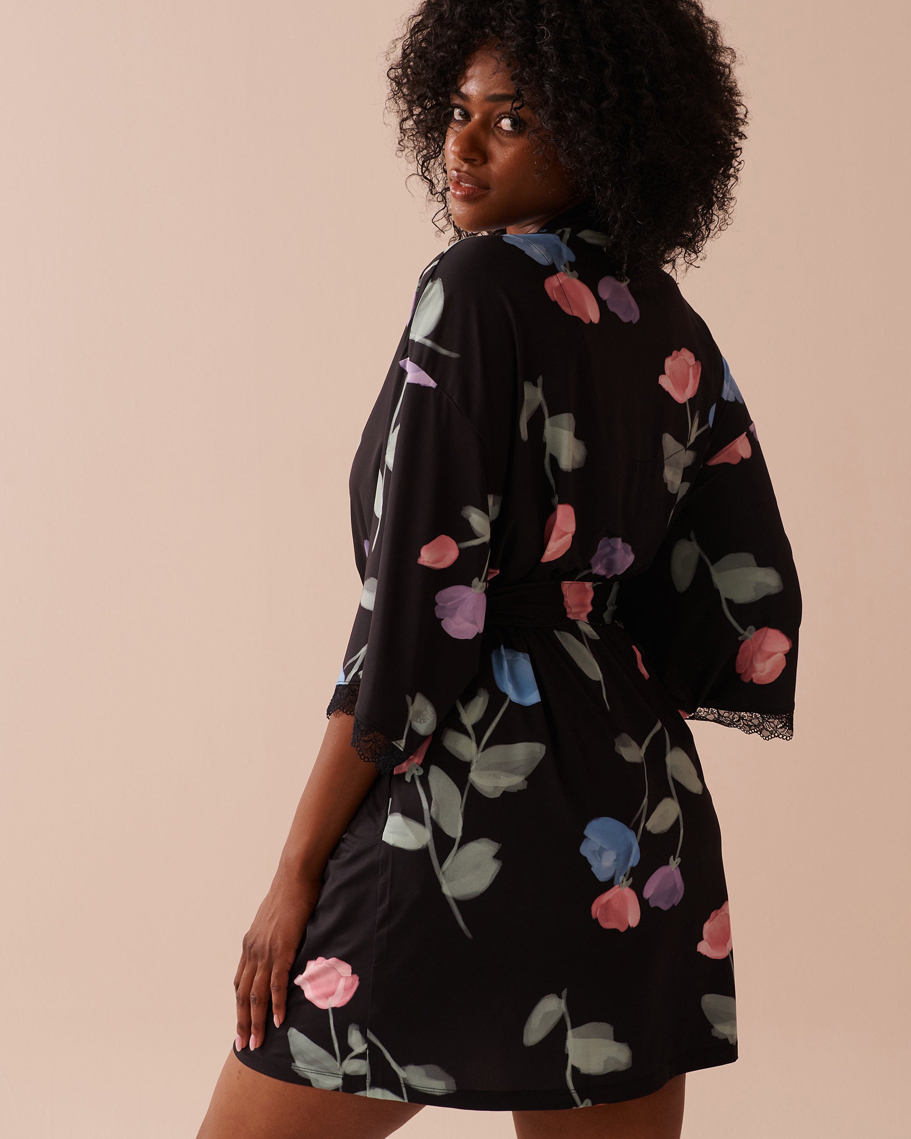 La Vie en Rose_Recycled Fibers Tulip Print Lace Trim Kimono_60600086_P00405_02