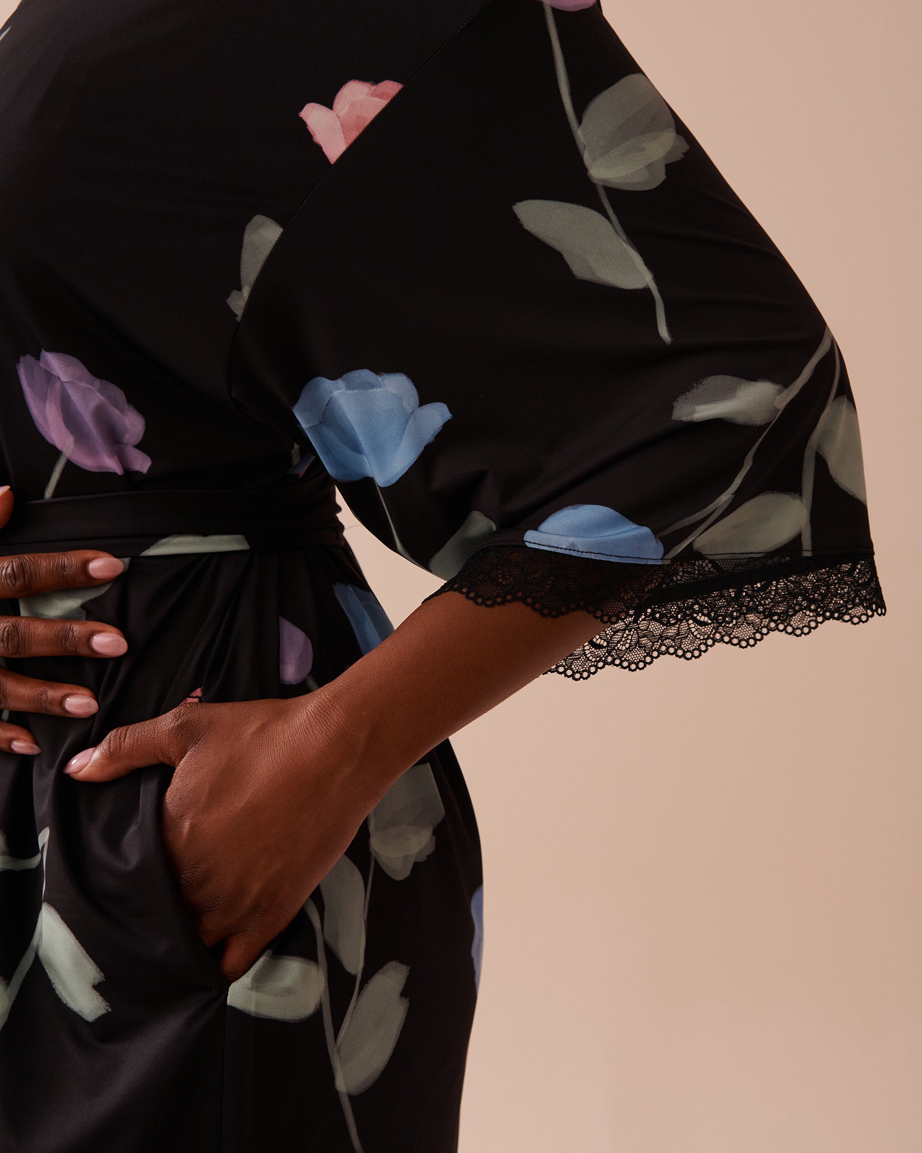 La Vie en Rose_Recycled Fibers Tulip Print Lace Trim Kimono_60600086_P00405_03