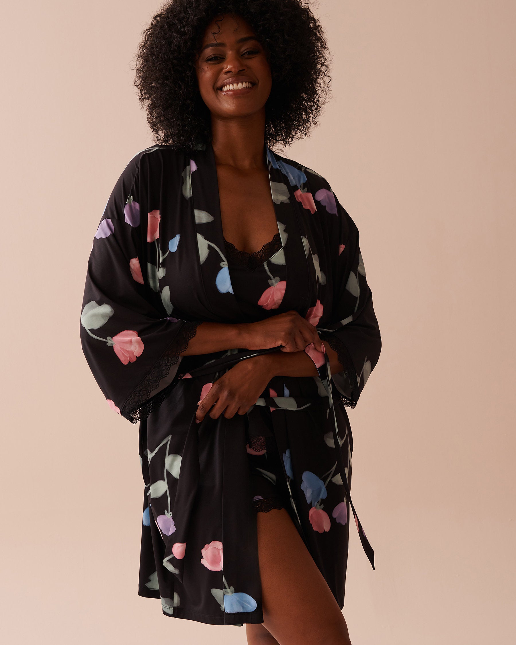 La Vie en Rose_Recycled Fibers Tulip Print Lace Trim Kimono_60600086_P00405_04