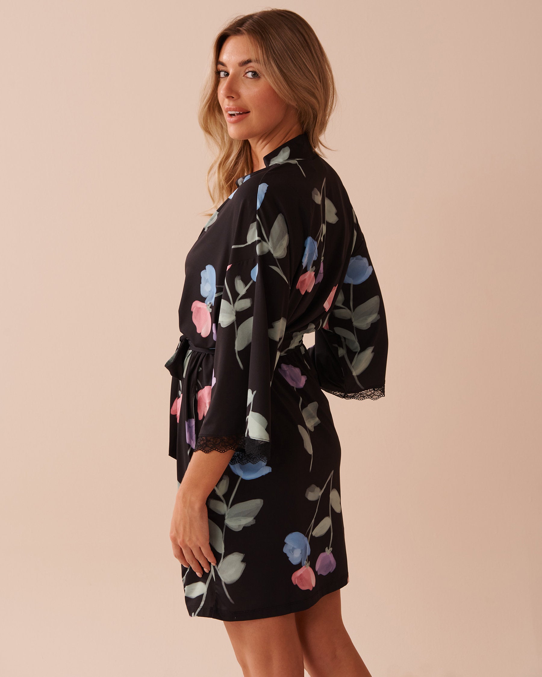 La Vie en Rose_Recycled Fibers Tulip Print Lace Trim Kimono_60600086_P00405_07