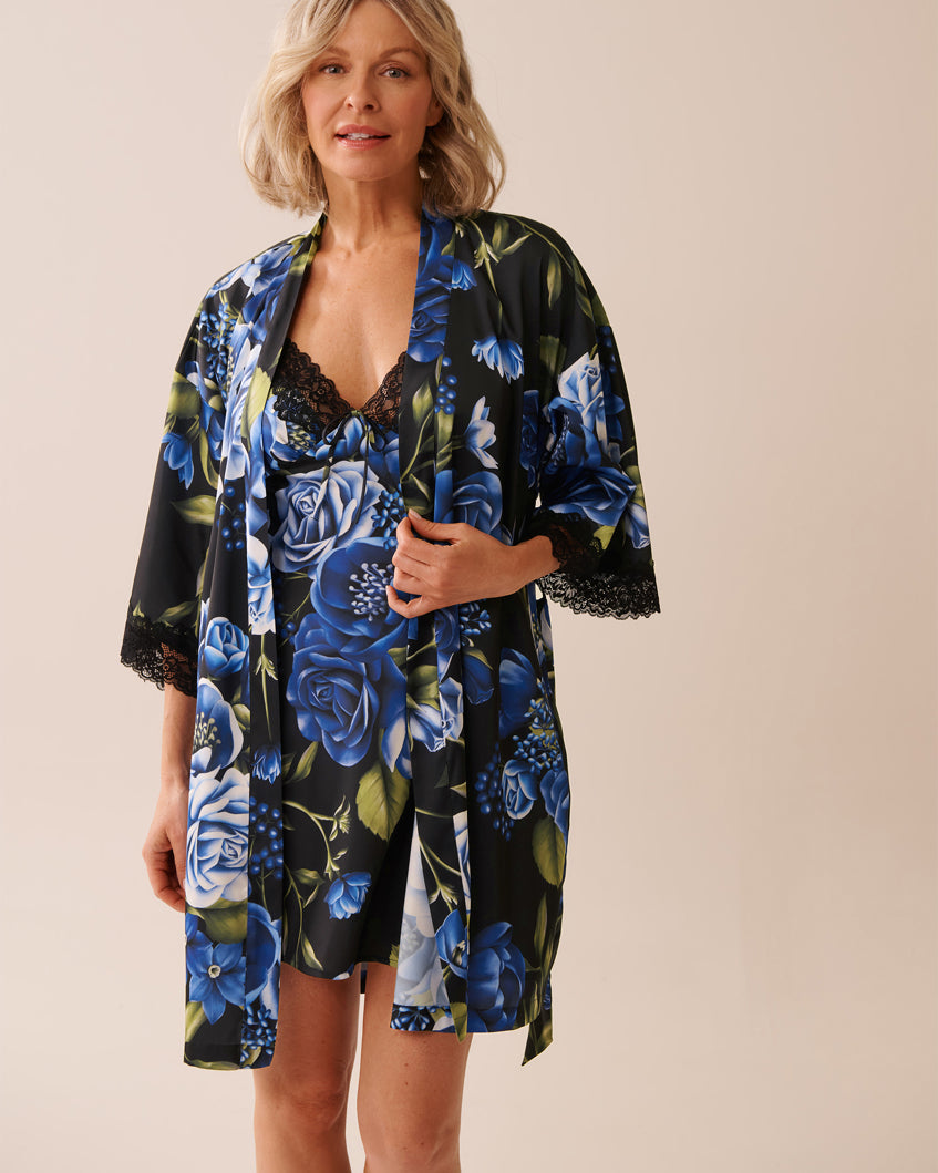 La Vie en Rose_Black & Blue Garden_LUXURY EDITION Rose Print Satin and Lace Trim Kimono_60600097_P00430_03