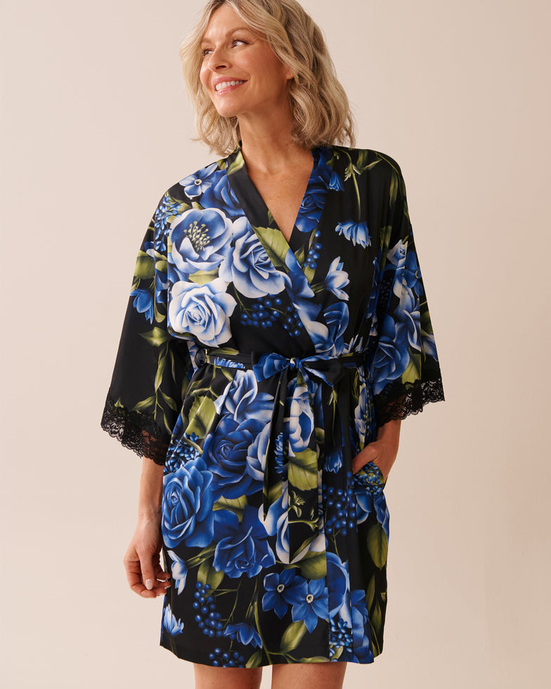 La Vie en Rose_Black & Blue Garden_LUXURY EDITION Rose Print Satin and Lace Trim Kimono_60600097_P00430_04
