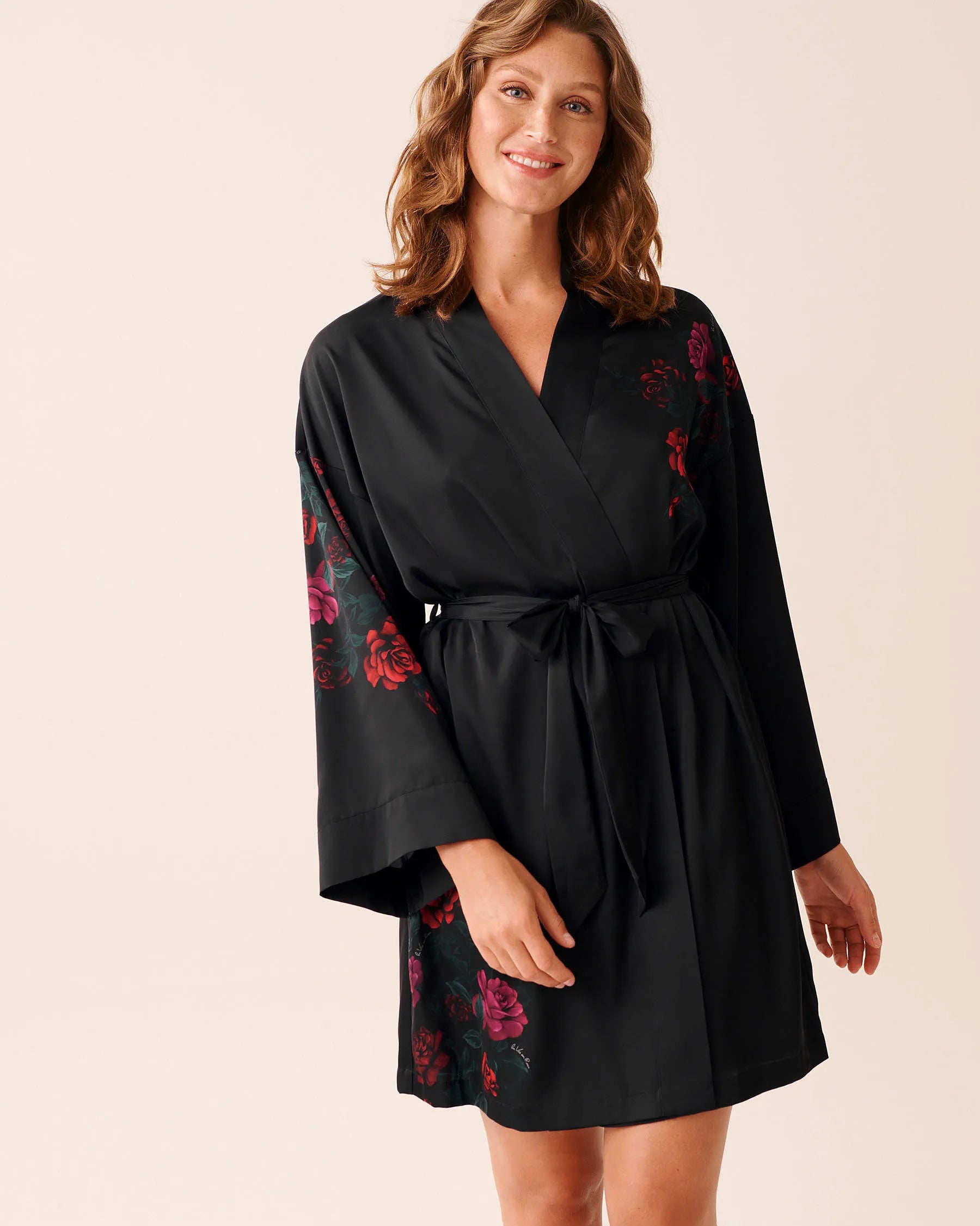 La Vie en Rose_Red Roses Placement_Luxury Edition Red Rose Print Satin Kimono_60600106_P00469_02