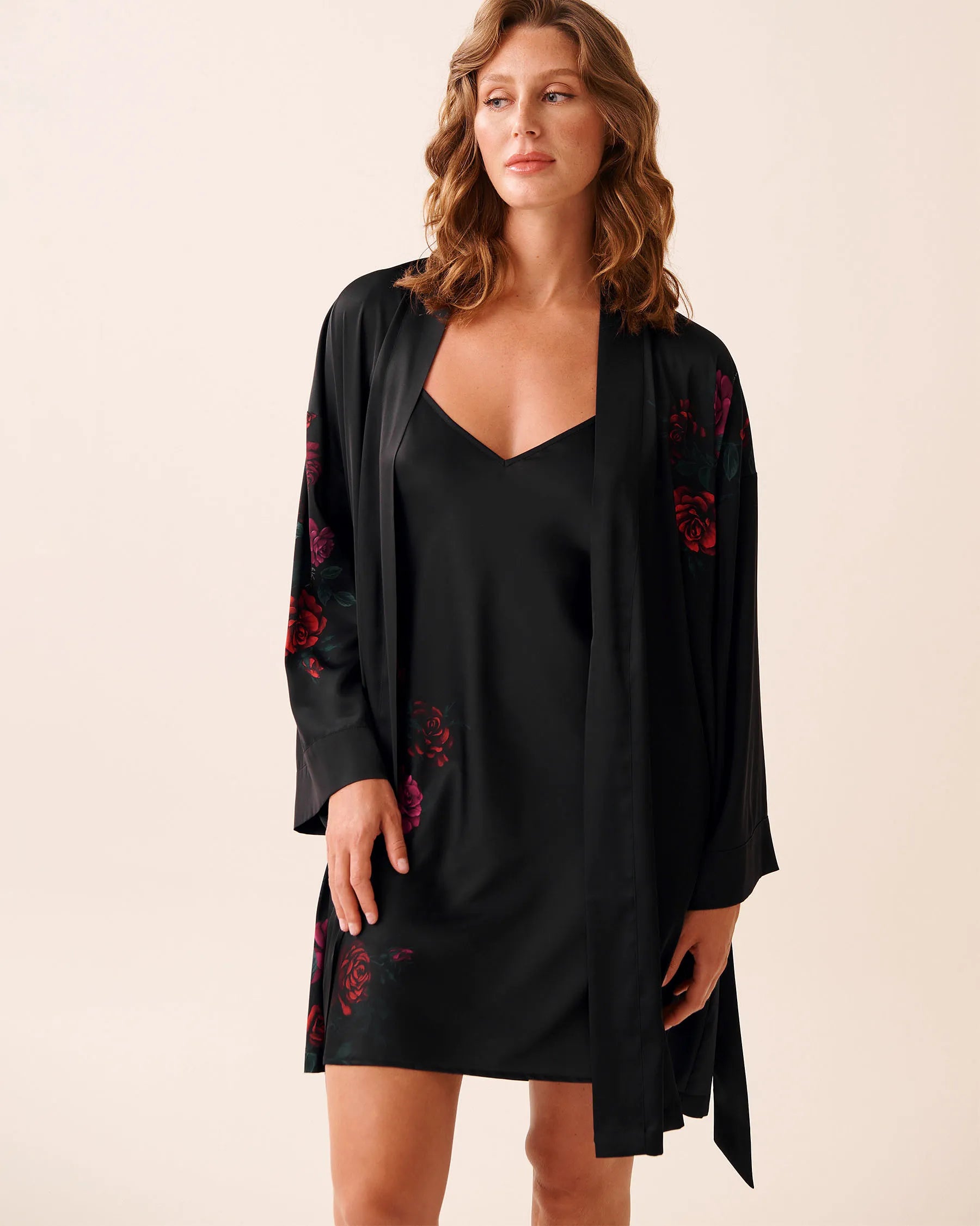 La Vie en Rose_Red Roses Placement_Luxury Edition Red Rose Print Satin Kimono_60600106_P00469_05