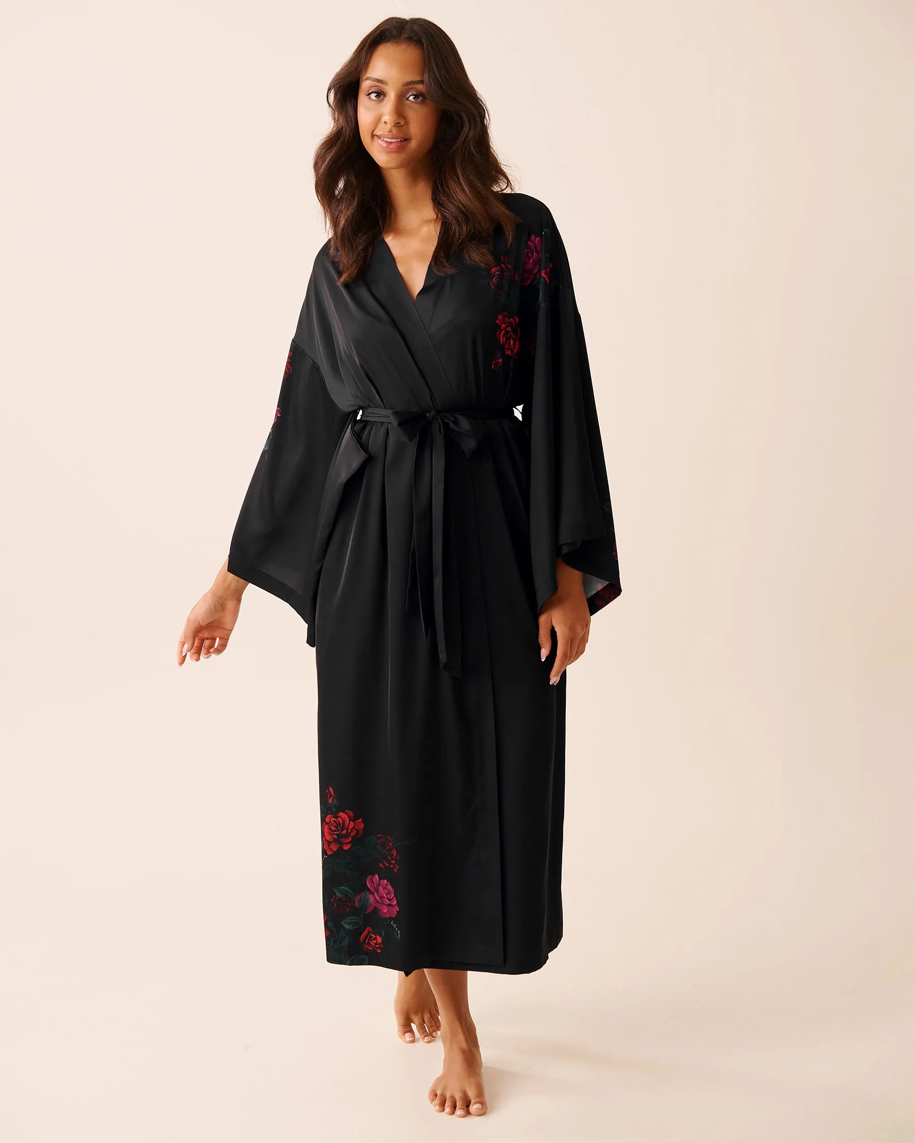 La Vie en Rose_Red Roses Placement_Luxury Edition Red Rose Print Long Satin Kimono_60600107_P00469_03
