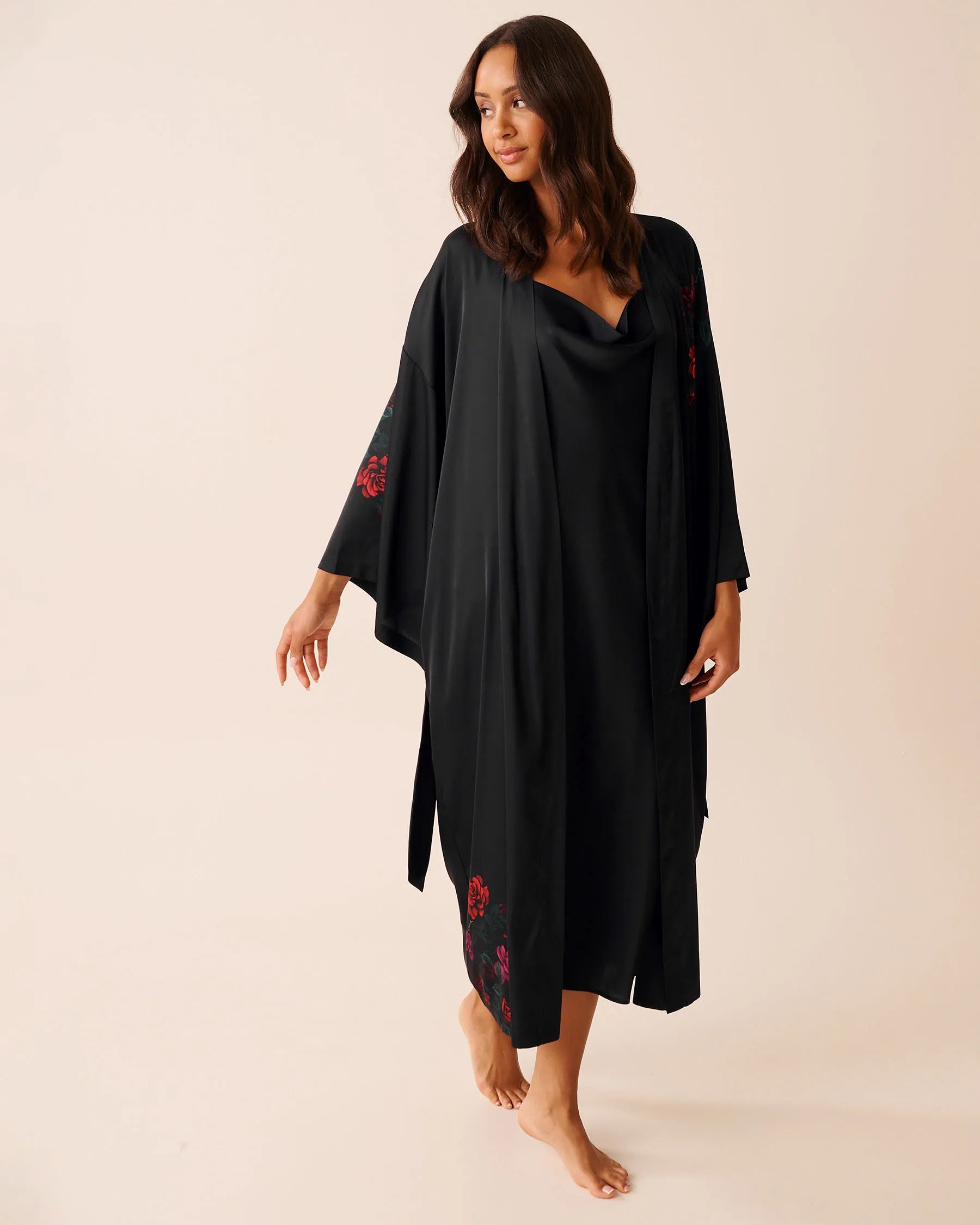 La Vie en Rose_Red Roses Placement_Luxury Edition Red Rose Print Long Satin Kimono_60600107_P00469_06