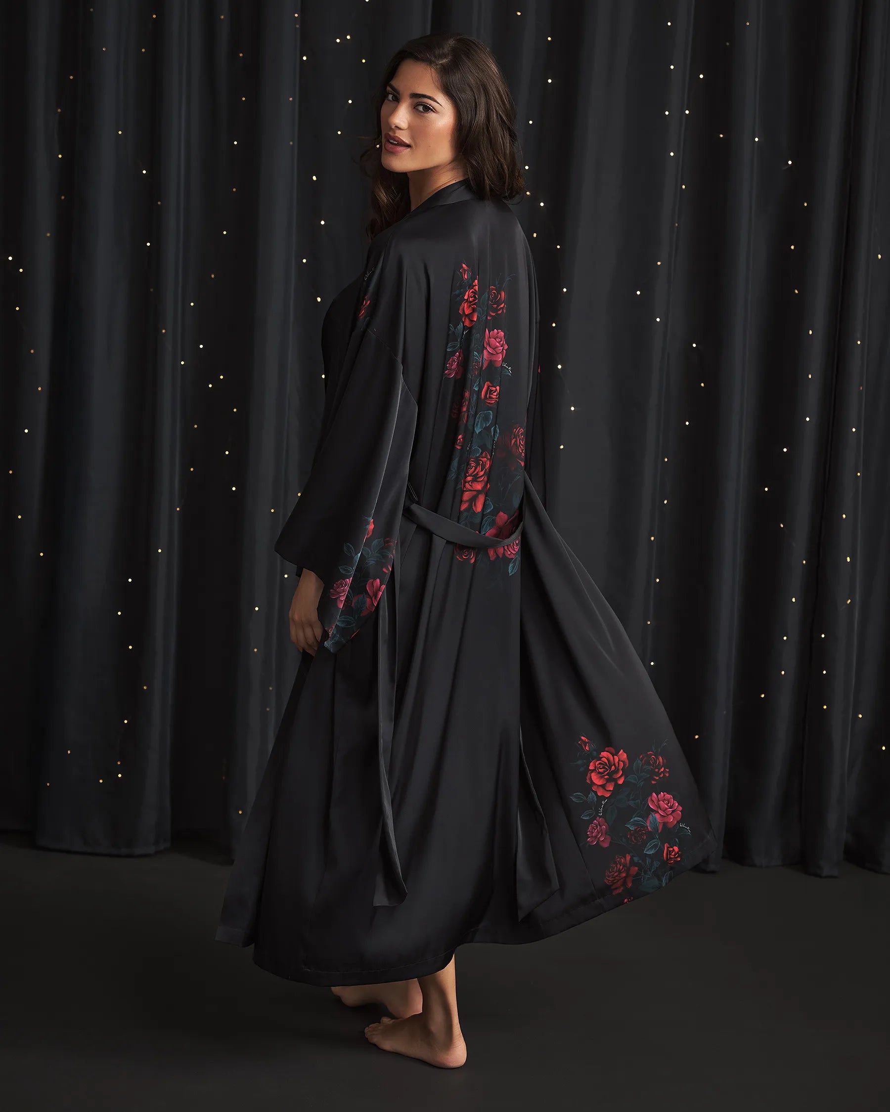 La Vie en Rose_Red Roses Placement_Luxury Edition Red Rose Print Long Satin Kimono_60600107_p00469_01