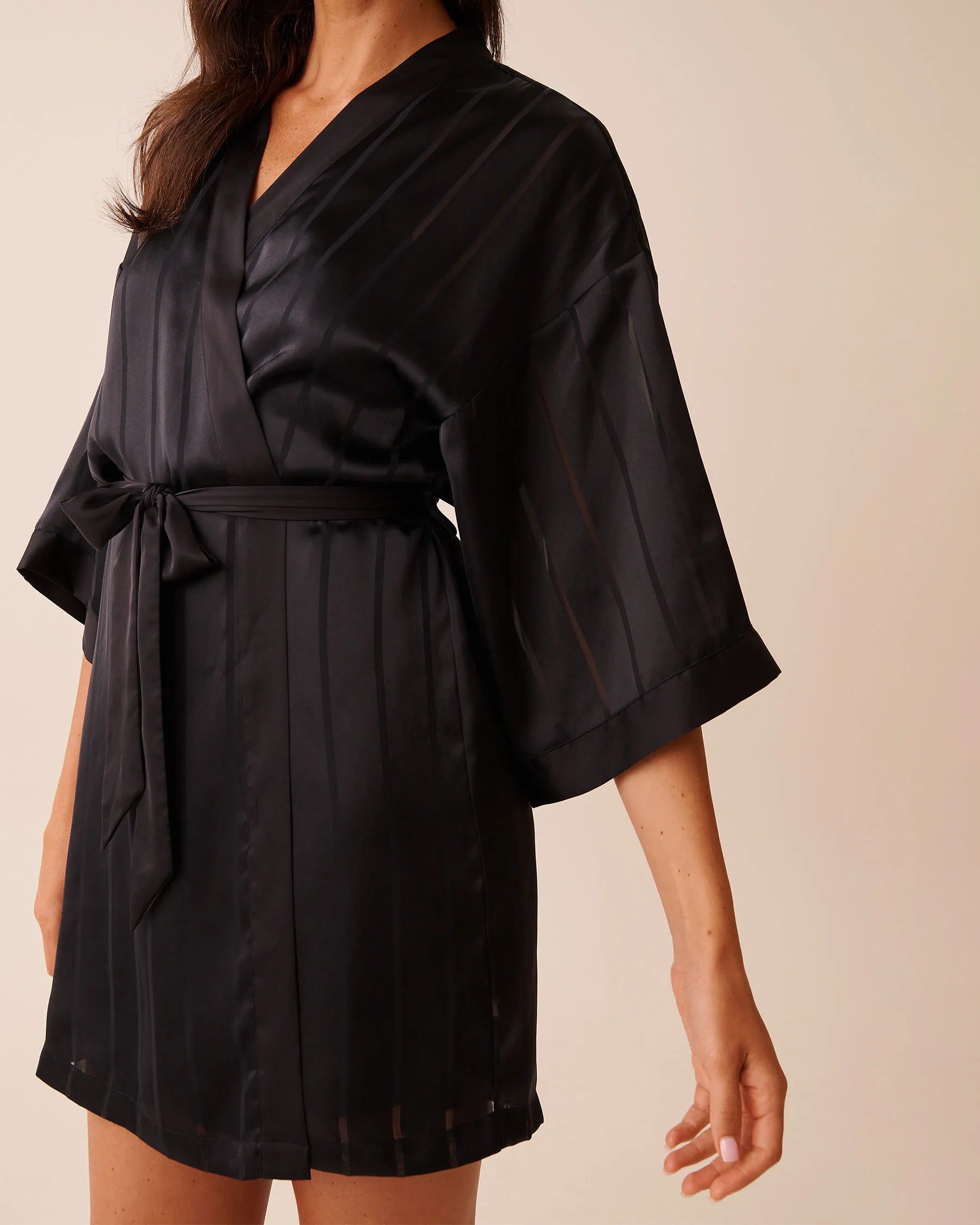 La Vie en Rose_Black Beauty_Shadow Stripe Satin Kimono_60600110_00001_02