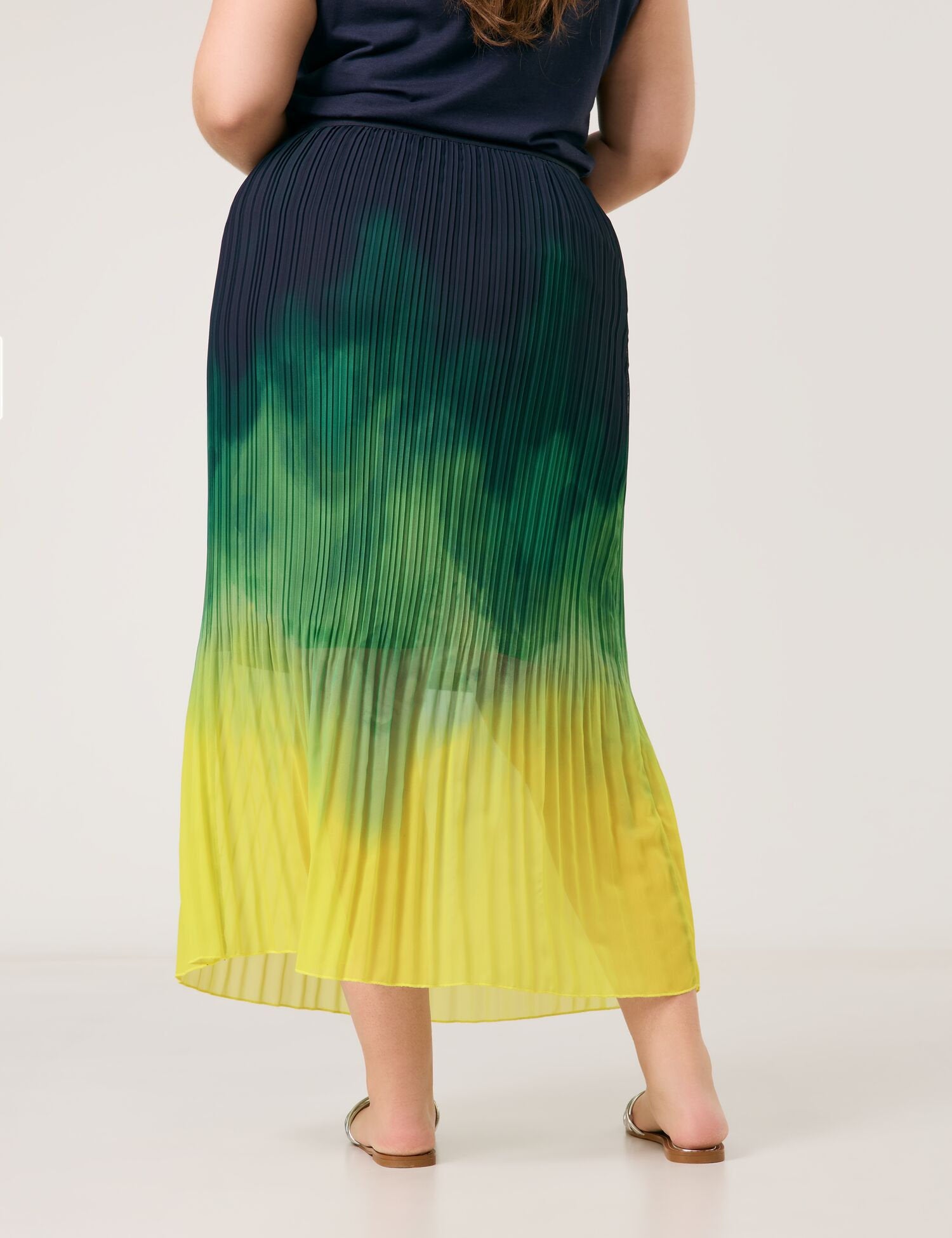 Samoon_Pleated Skirt with Colour Graduation_610604-21137_5752_03