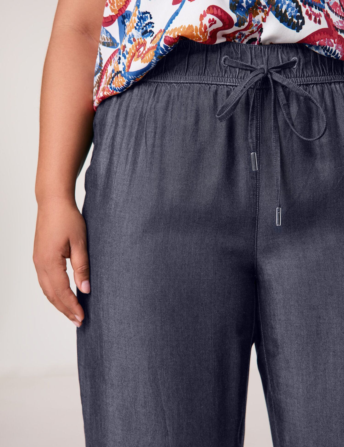 Samoon_Carlotta Flowing Wide Trousers in a Denim Look_620617-21128_8989_04