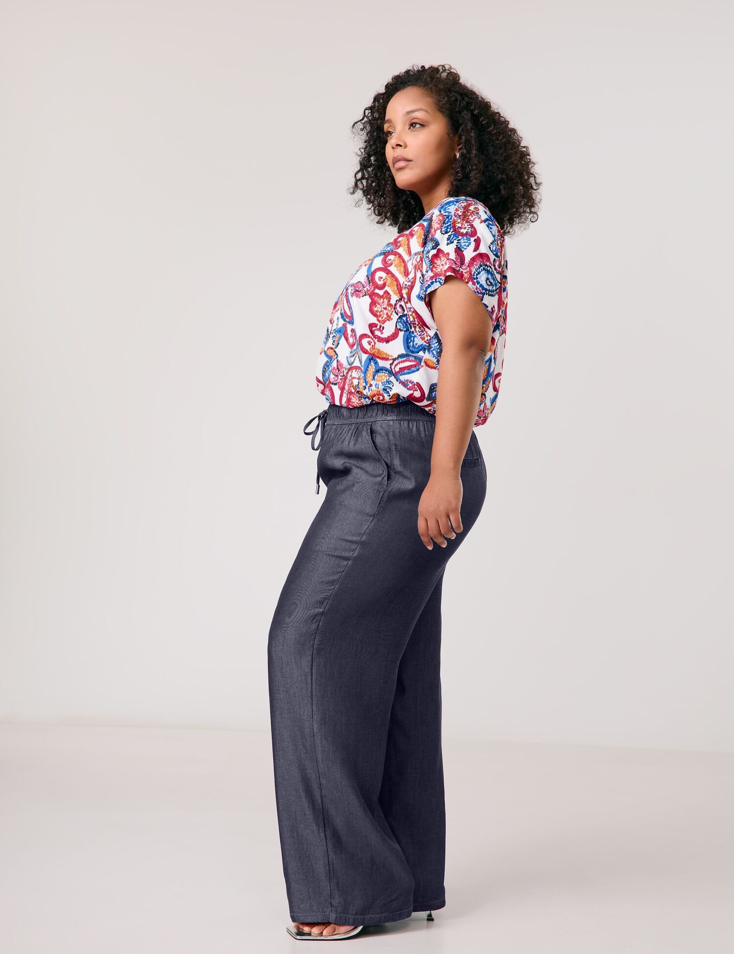 Samoon_Carlotta Flowing Wide Trousers in a Denim Look_620617-21128_8989_05
