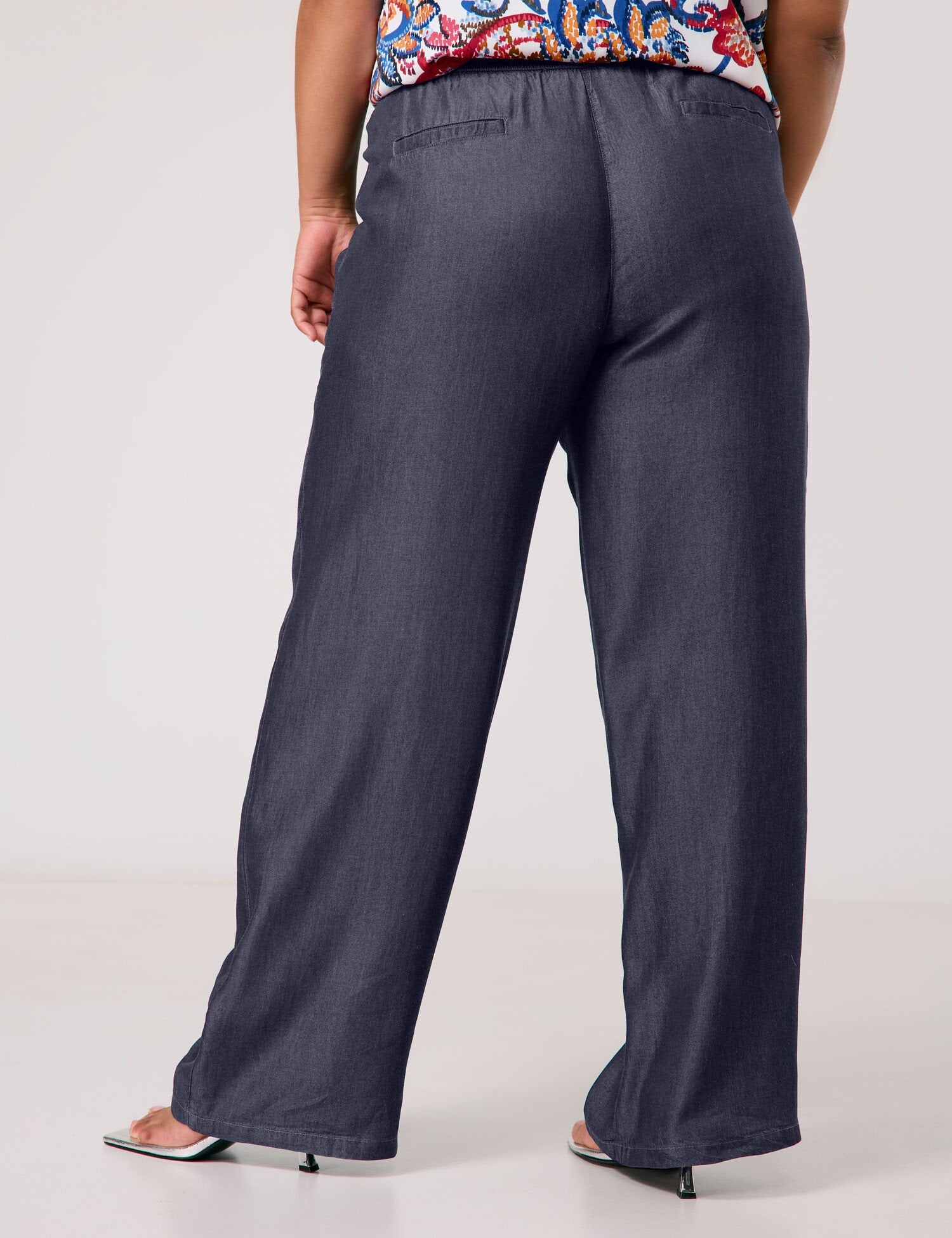 Samoon_Carlotta Flowing Wide Trousers in a Denim Look_620617-21128_8989_06