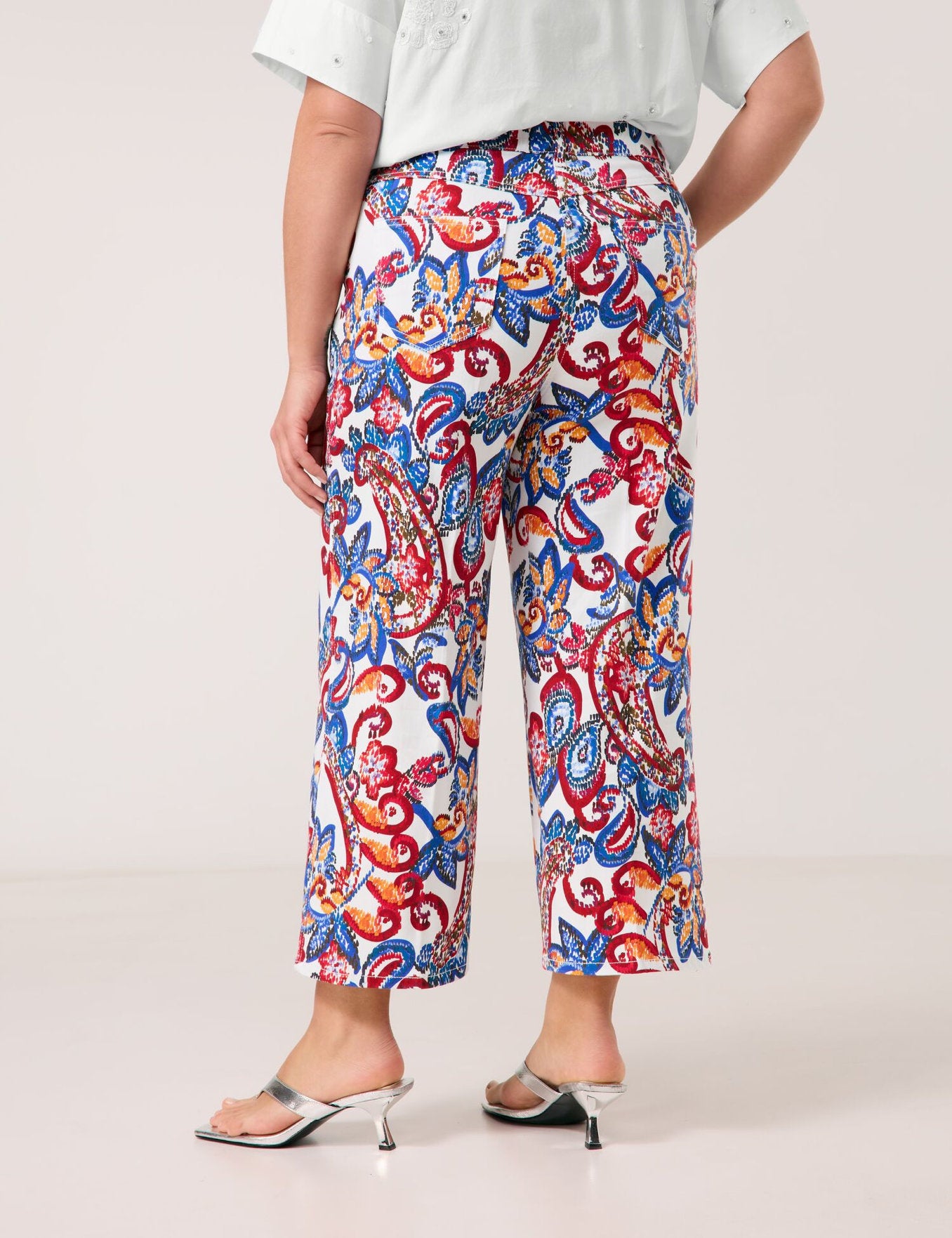 Samoon_Lotta Wide 3/4-Length Trousers with a Paisley Print_620618-21133_6592_06