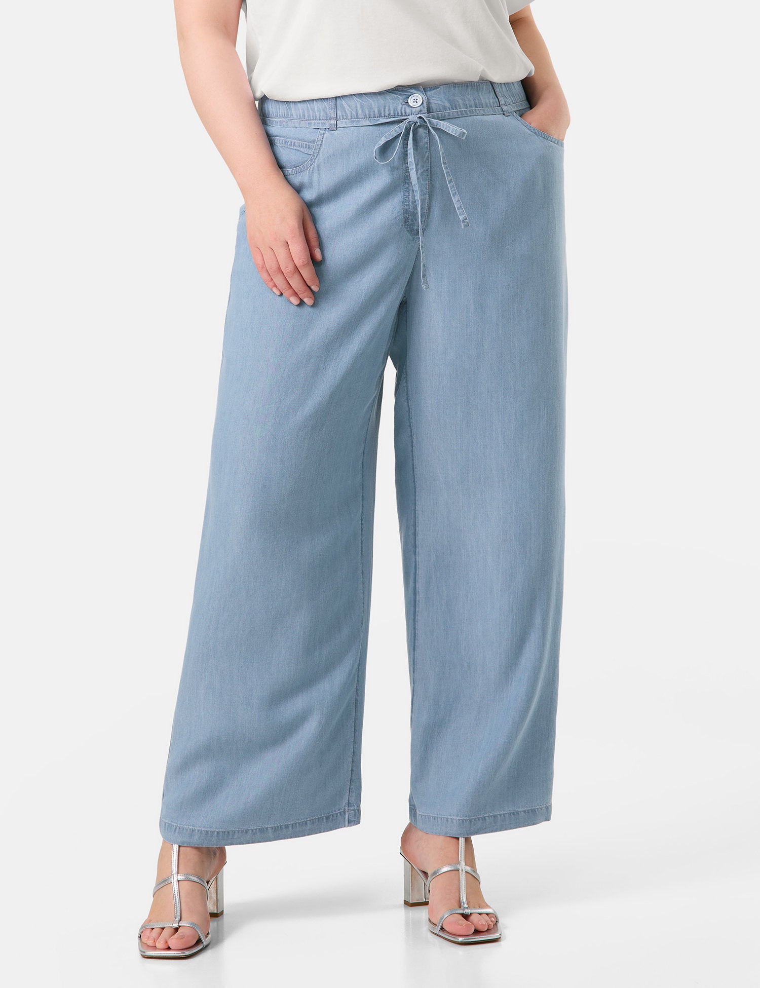 Samoon_Carlotta Lightweight Trousers in a Denim Look_620630-21128_8969_02
