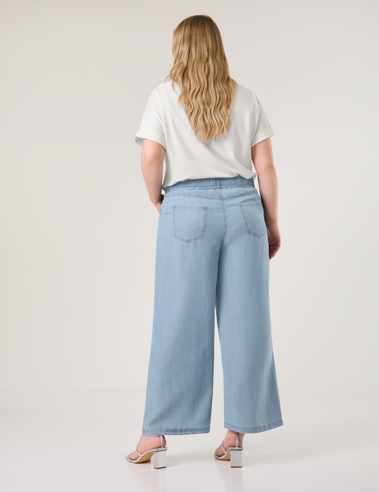 Samoon_Carlotta Lightweight Trousers in a Denim Look_620630-21128_8969_03
