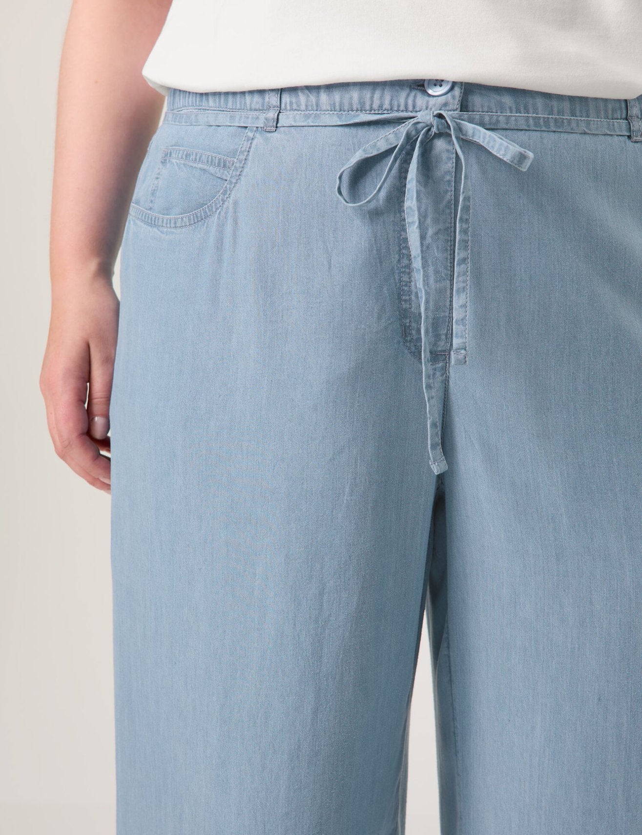 Samoon_Carlotta Lightweight Trousers in a Denim Look_620630-21128_8969_04