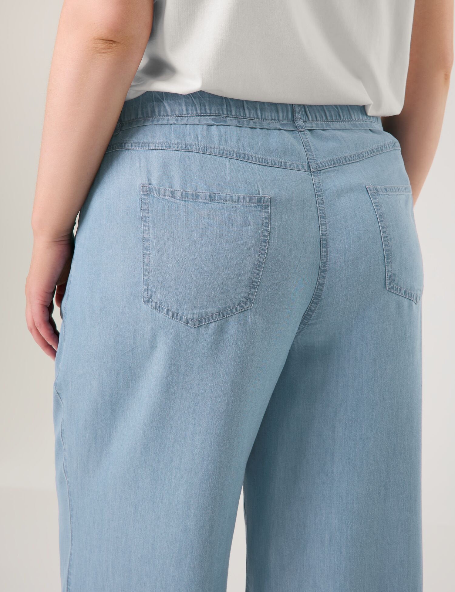 Samoon_Carlotta Lightweight Trousers in a Denim Look_620630-21128_8969_07