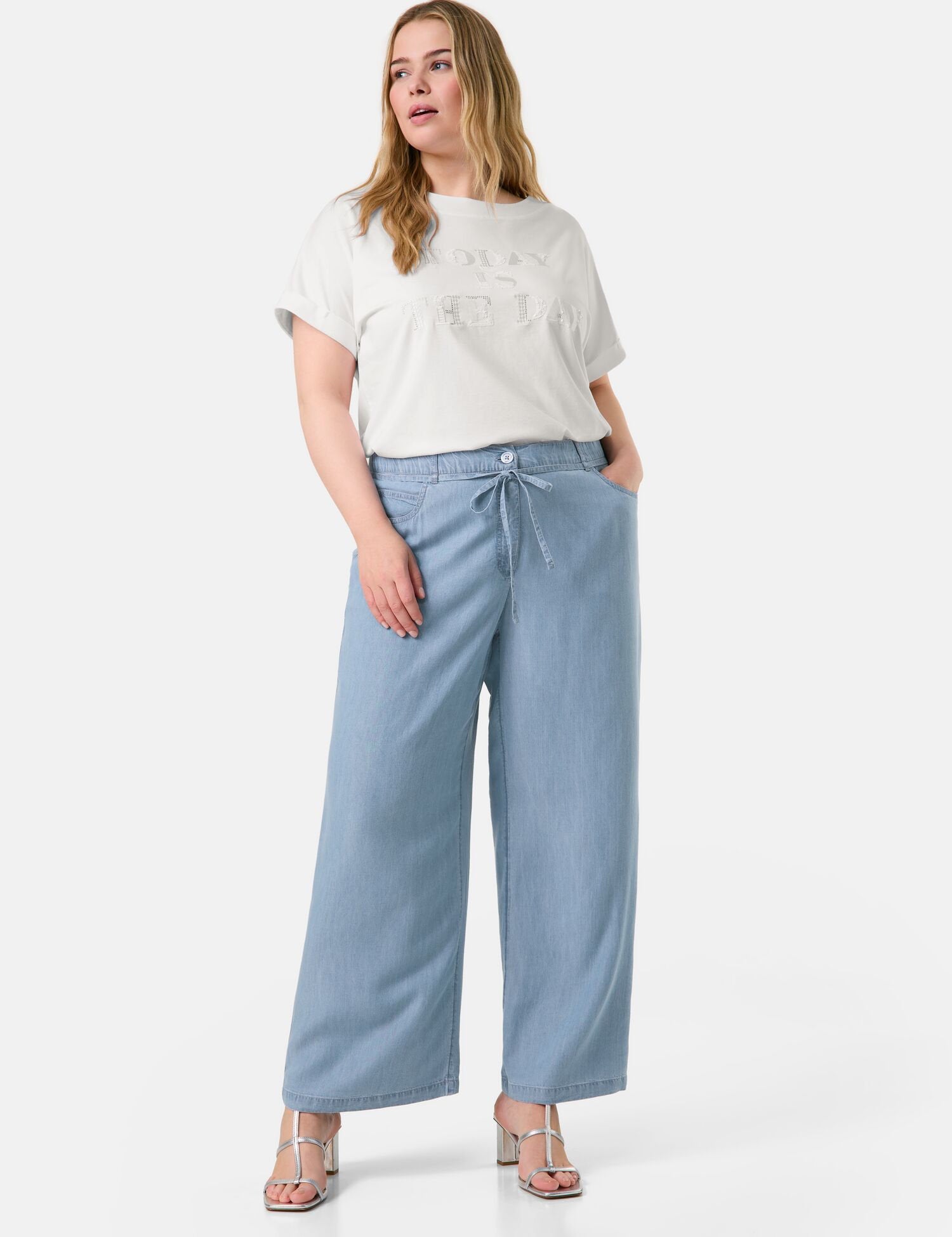 Samoon_Carlotta Lightweight Trousers in a Denim Look_620630-21128_8969_08