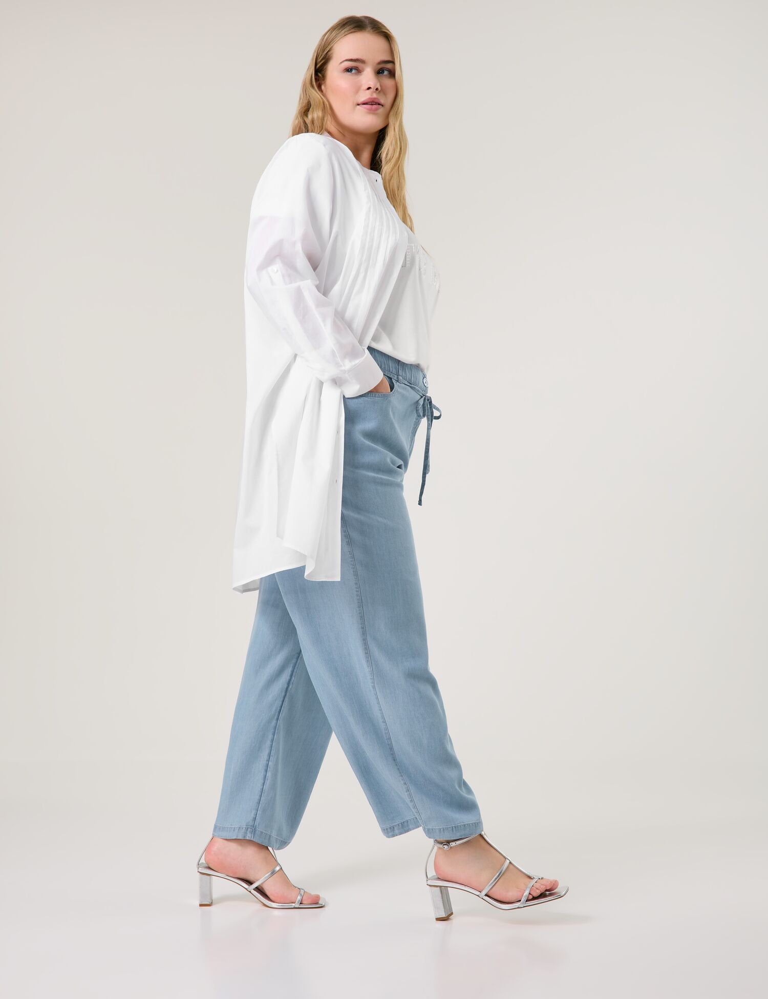 Samoon_Carlotta Lightweight Trousers in a Denim Look_620630-21128_8969_09