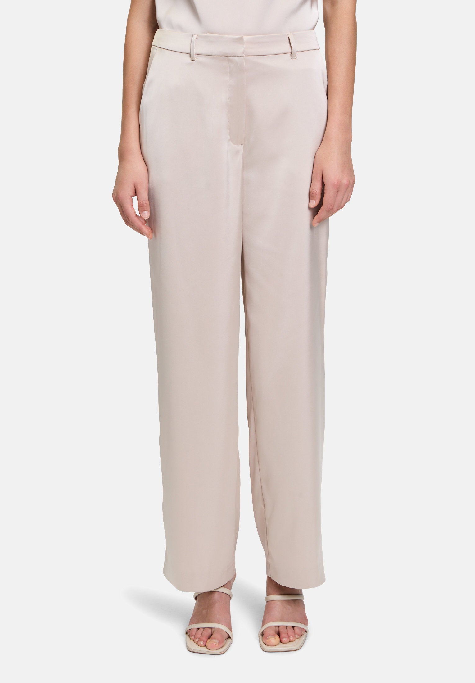 Betty Barclay_Suit Trousers with a Shiny Effect_6590-3386_1098_02