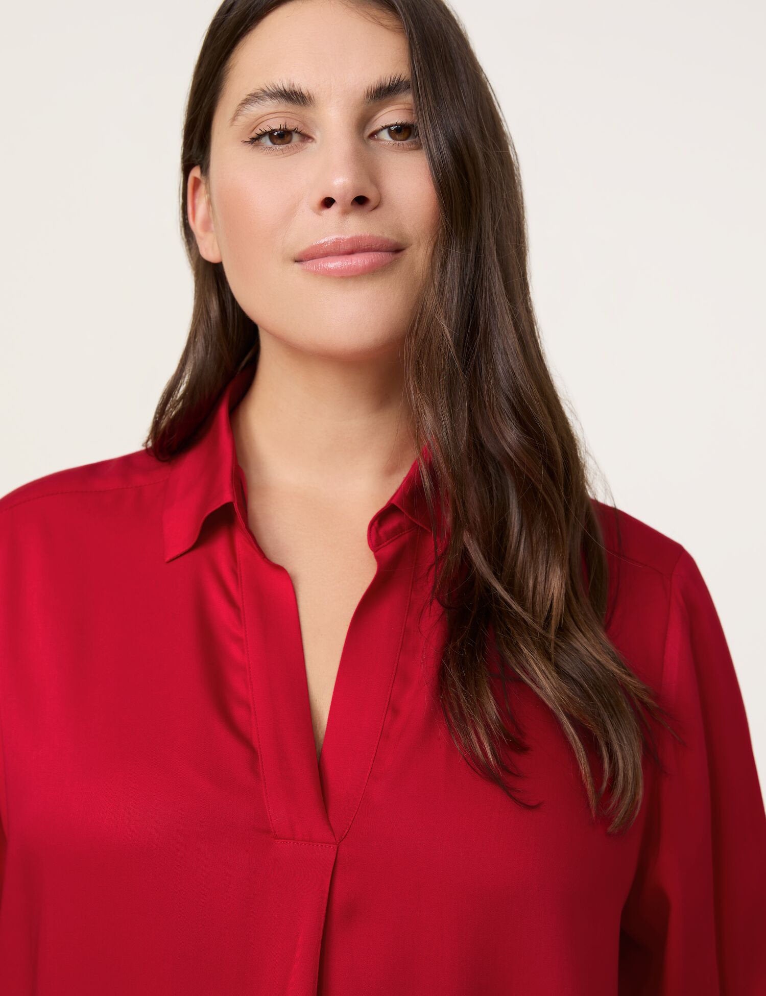 Samoon_Elegant Blouse with a V-Neckline_660601-21100_6580_04