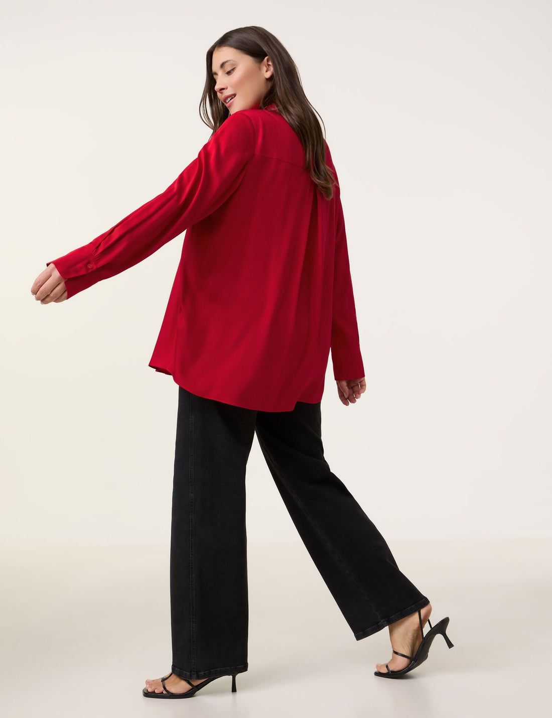 Samoon_Elegant Blouse with a V-Neckline_660601-21100_6580_05